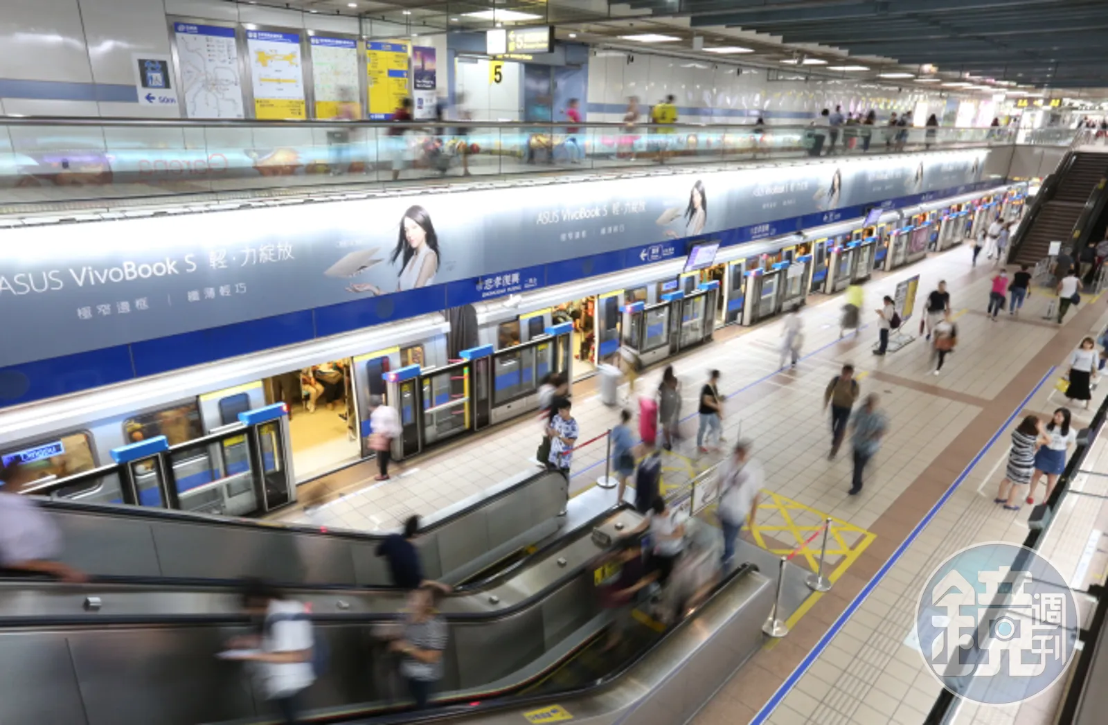 一對情侶在台北捷運站內的小樹屋親密互動，從外面清楚可見女生跪在男生腿前。（示意圖，本刊資料照）