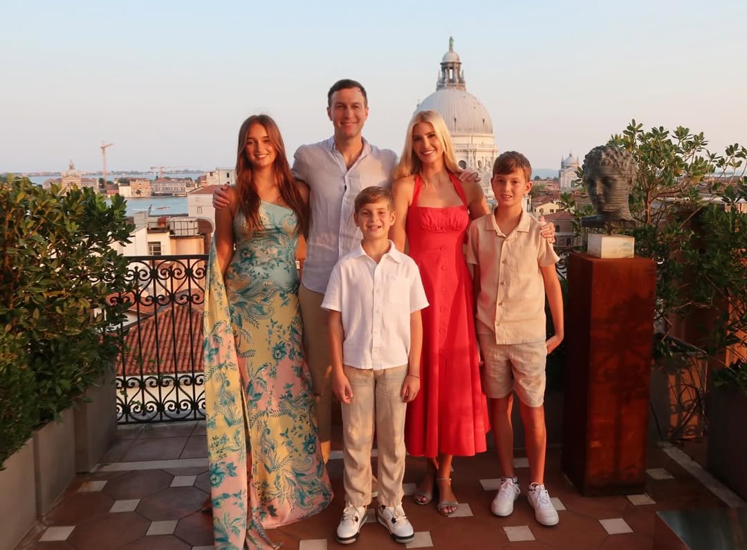 伊凡卡及夫婿庫許納帶著3名子女遊威尼斯，13歲的女兒阿拉貝拉已經長得和她一樣高。（翻攝ivankatrump IG）
