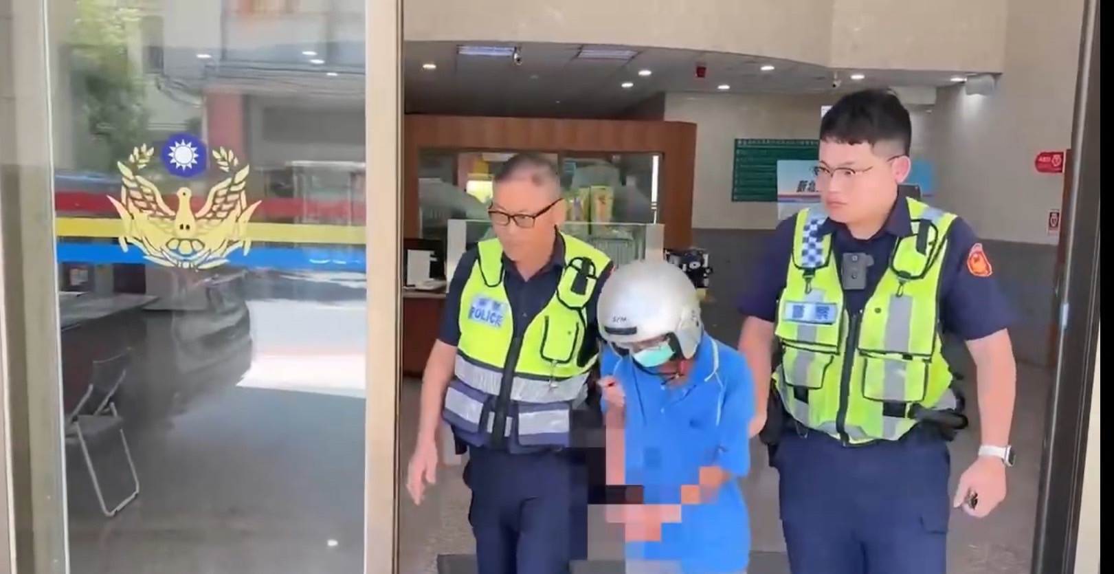 警方擴大臨檢時段發現謝姓男子行竊，當場依現行犯逮捕。（翻攝畫面）