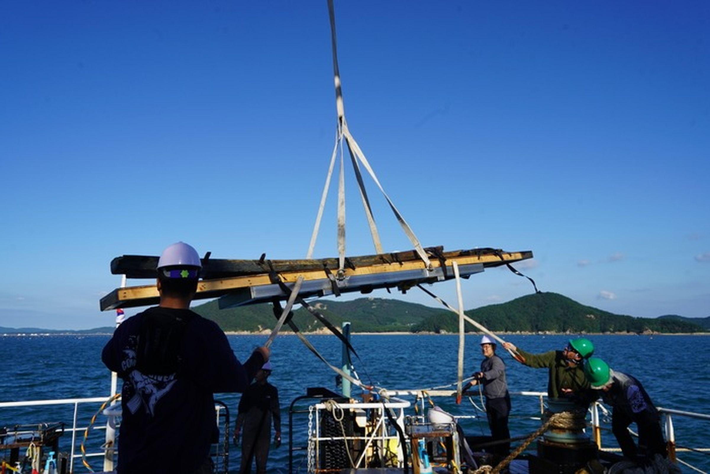 南韓國立海洋遺產研究所上月成功打撈「馬島4號船」上岸。(國立海洋遺產研究所提供)