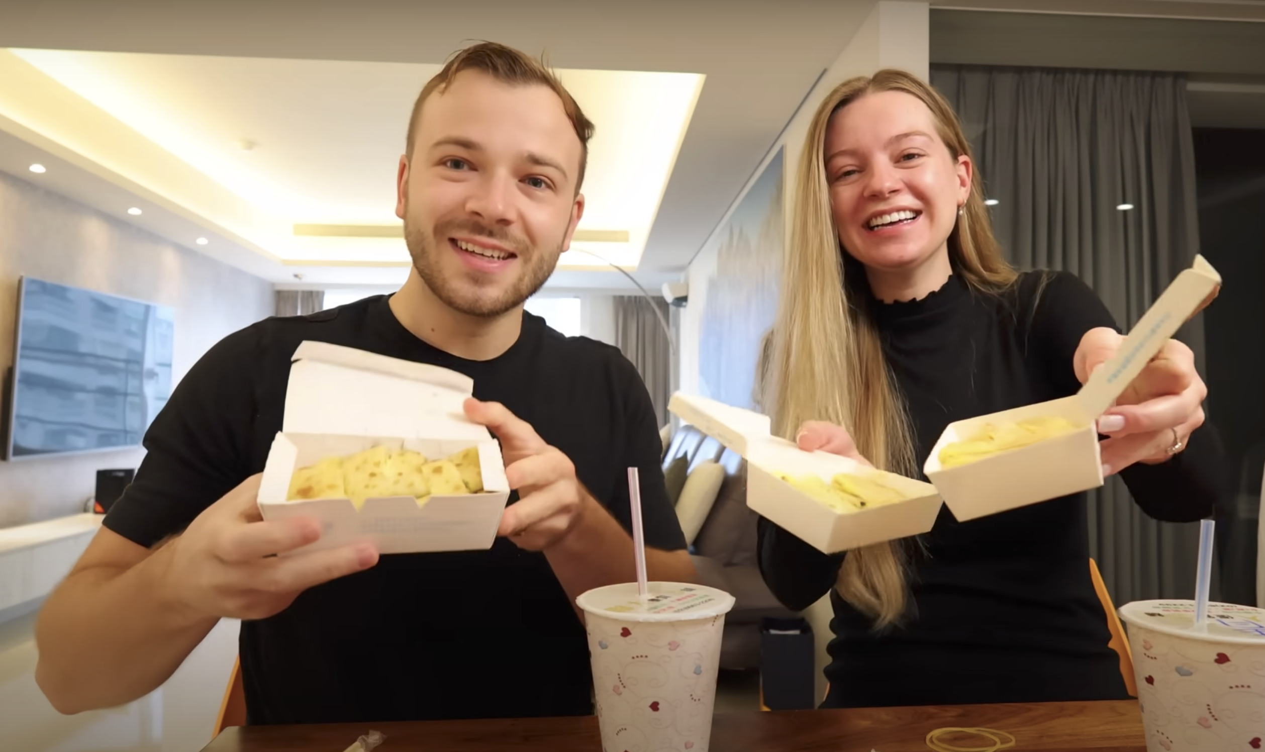 莫彩曦（右）與老公Adam回台灣過「產前蜜月」。（翻攝莫彩曦Hailey YouTube頻道）