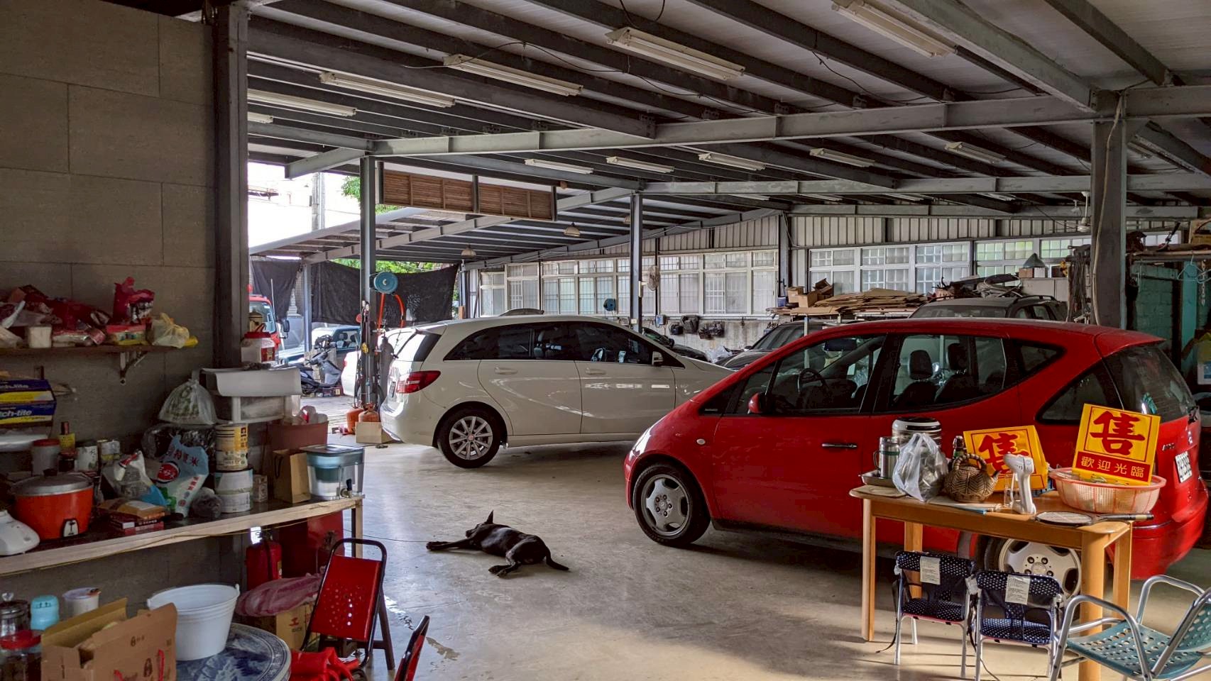 新竹市1家汽車修理廠長期占用農牧用地非法經營。讀者提供