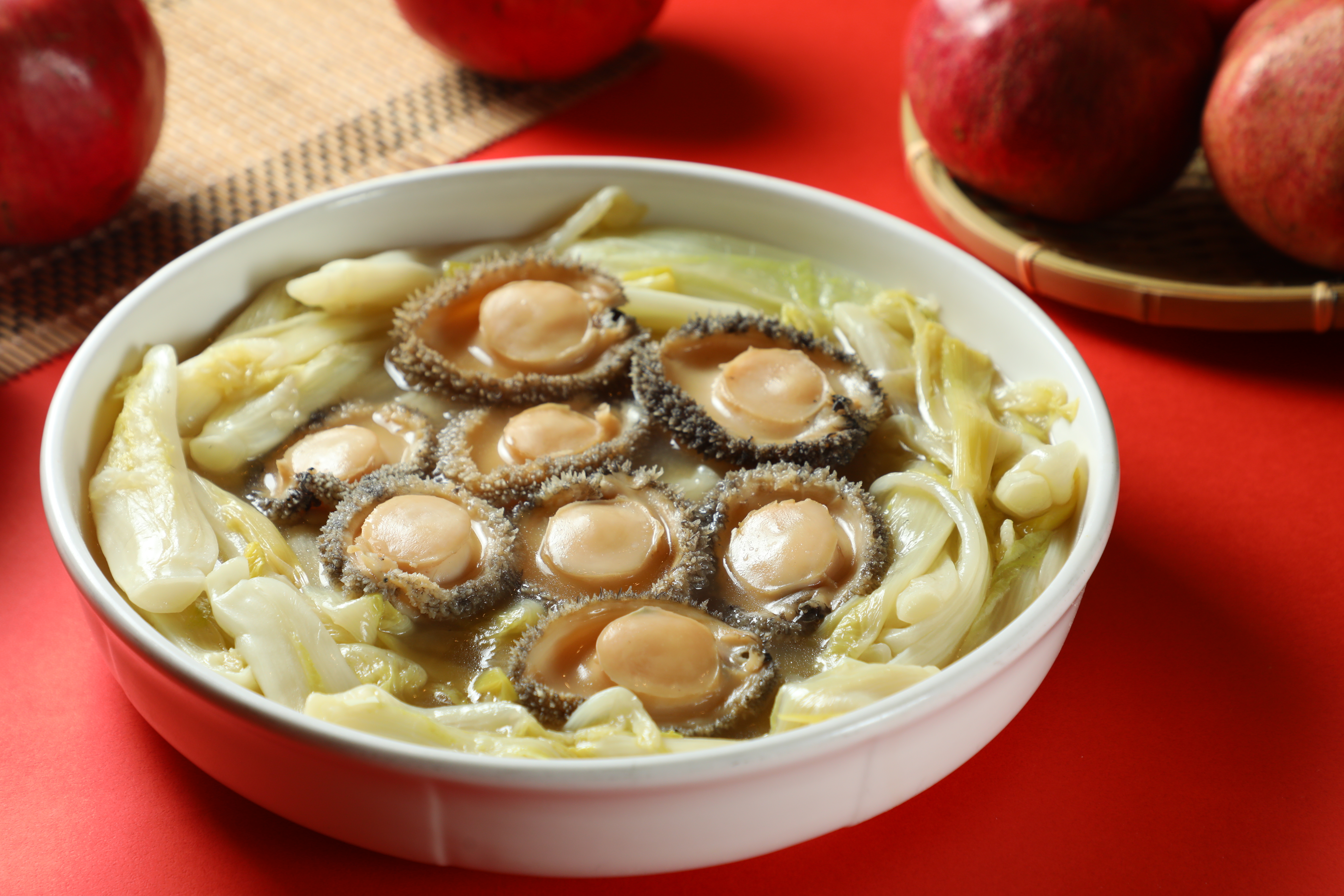 裴社長教大家用新鮮鮑魚變化成「鮑魚燴白菜心」等各種做法簡單的年菜。