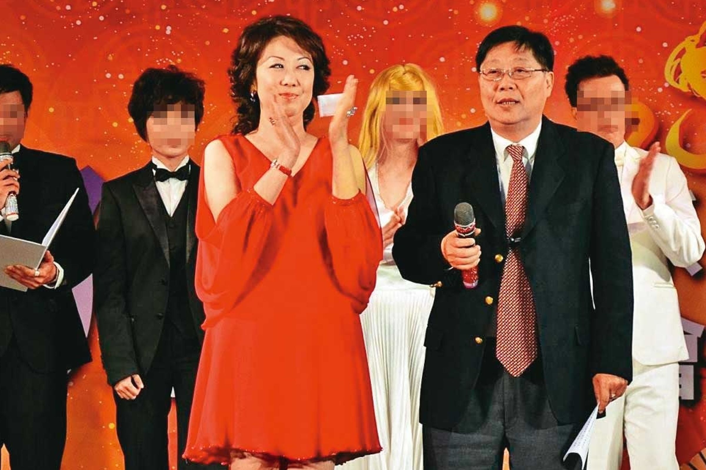 袁昶平(前右)與前妻魏雲菱(前左)近年來已鮮少一同出席公開場合,2人並於今年初辦妥離婚手續。(翻攝葳格高中官網)