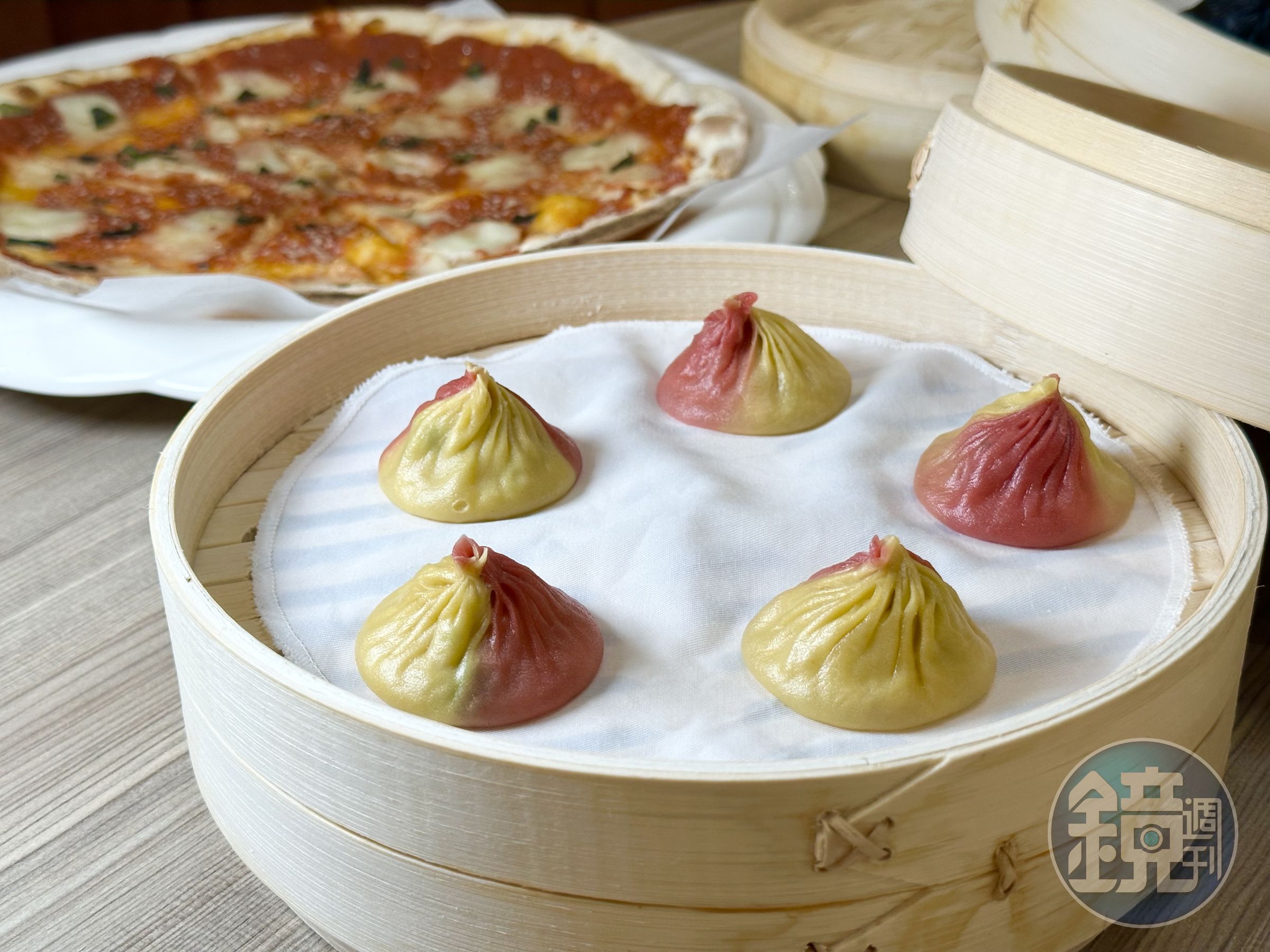「PIZZA小籠包」是與拿坡里披薩專賣店「Gino Pizza Napoletana」聯手研發。(238元/籠、5粒)