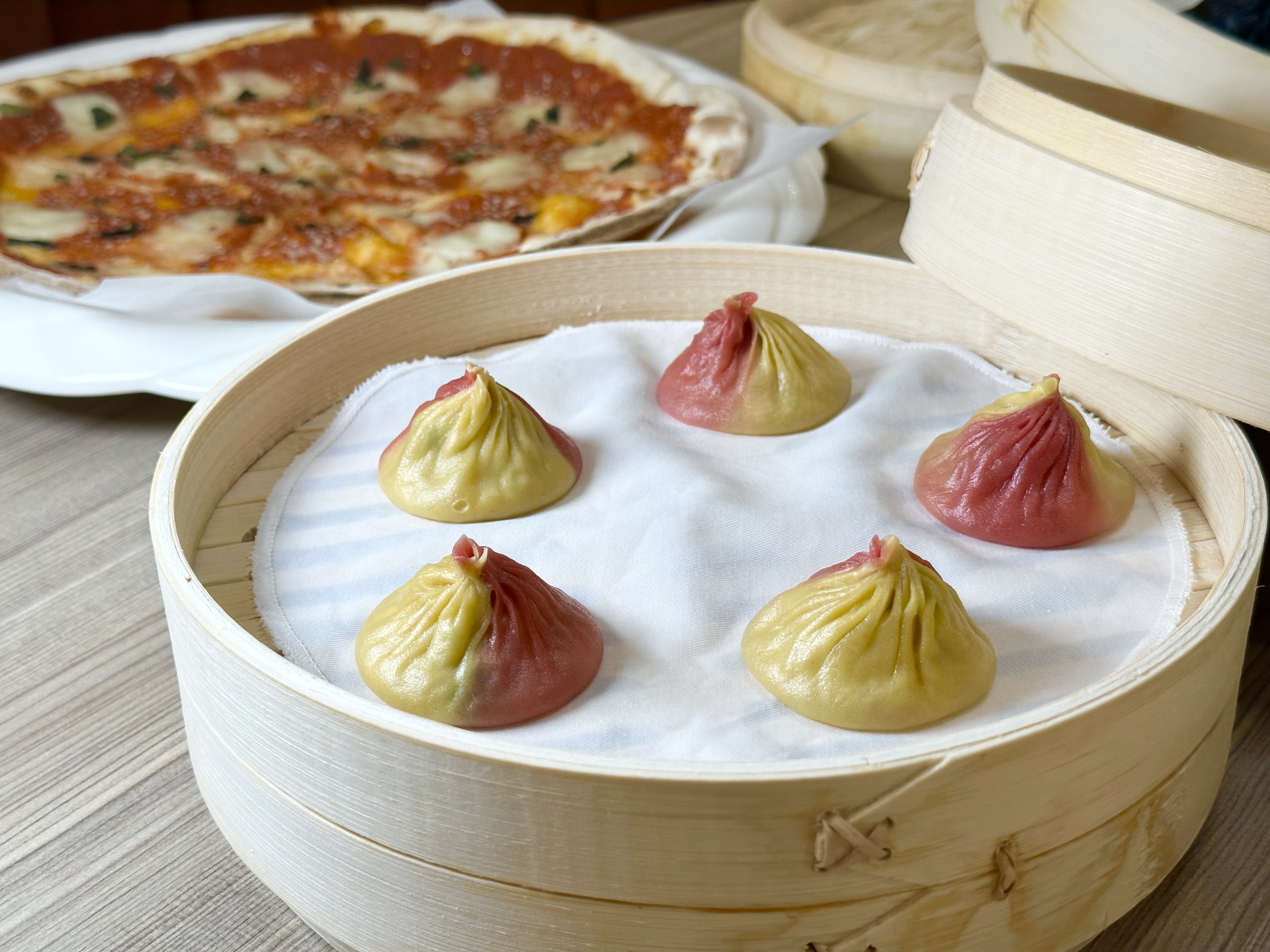「PIZZA小籠包」是與拿坡里披薩專賣店「Gino Pizza Napoletana」聯手研發。（238元／籠、5粒）