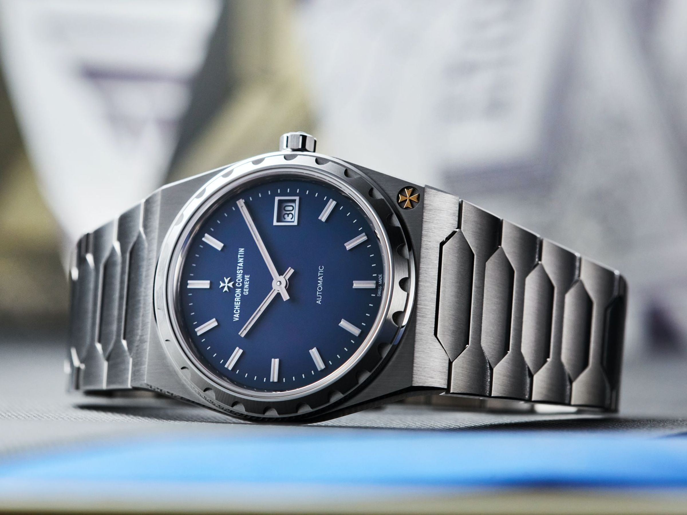 江詩丹頓 Historiques 222 精鋼版本，採用更加低調洗練的不鏽鋼材質製作。一體式鍊帶以精心打磨的鋼材表現，質感極為出眾。