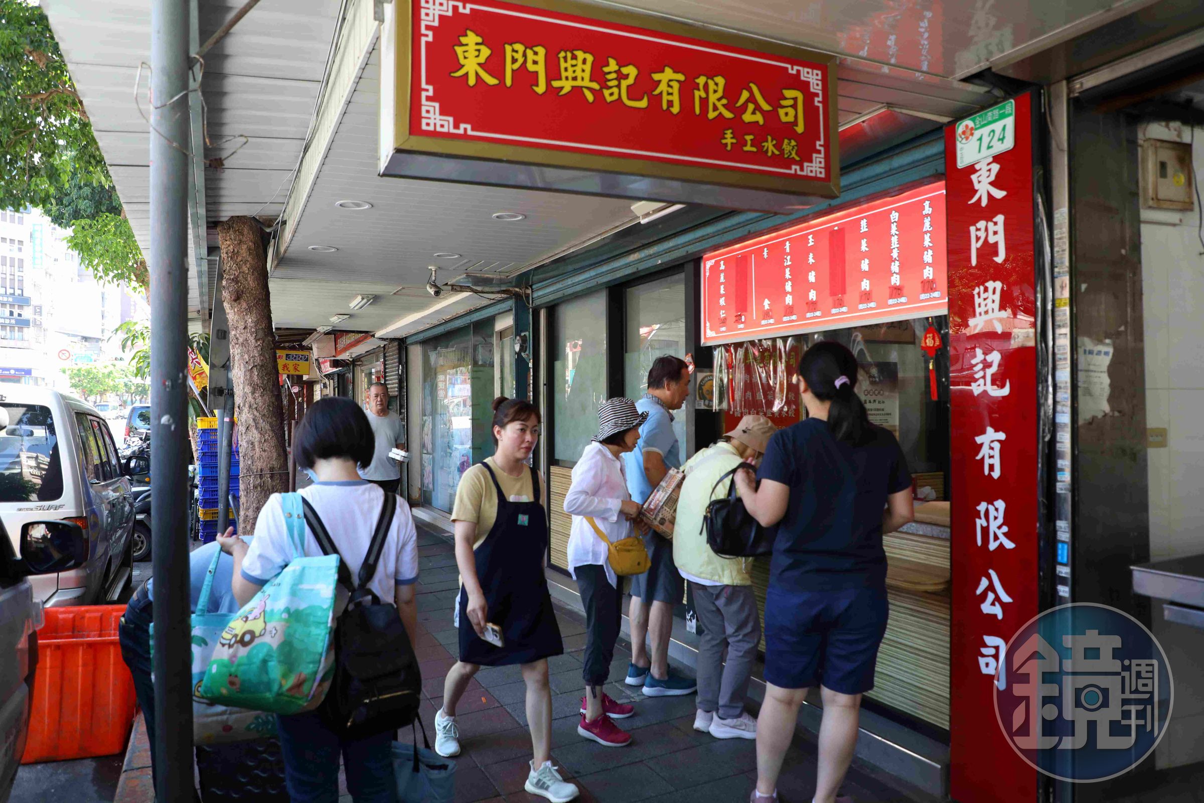 東門興記另闢出一個窗口賣水餃，分散排隊人潮。