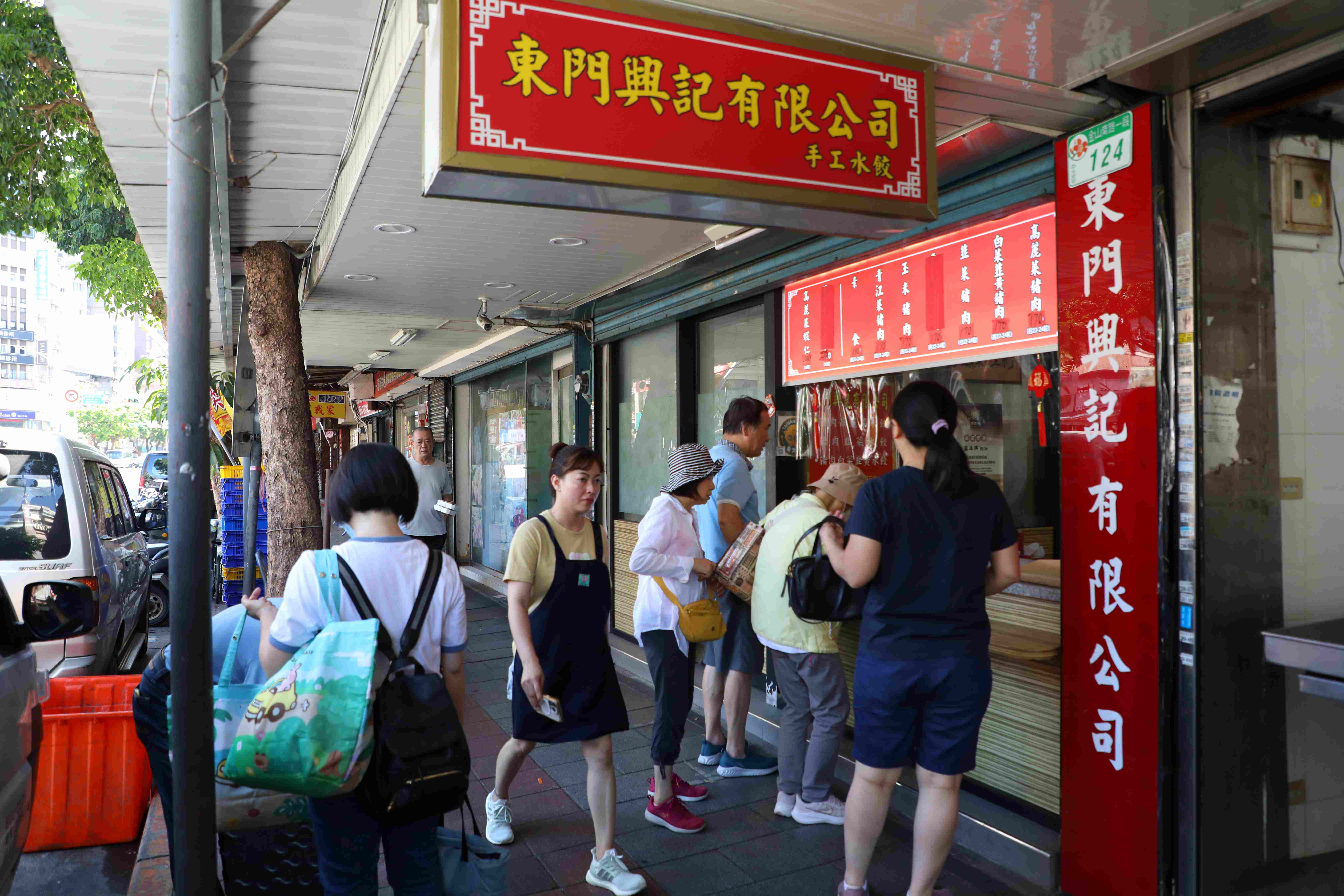 東門興記另闢出一個窗口賣水餃，分散排隊人潮。