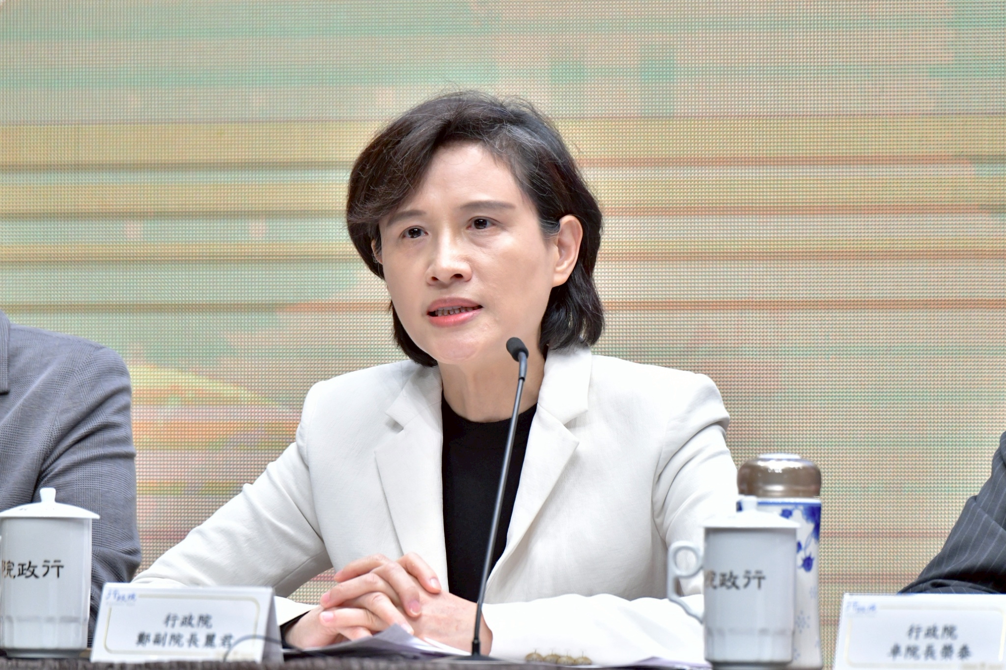 鄭麗君今天談及顏慧欣數度哽咽。（行政院提供）