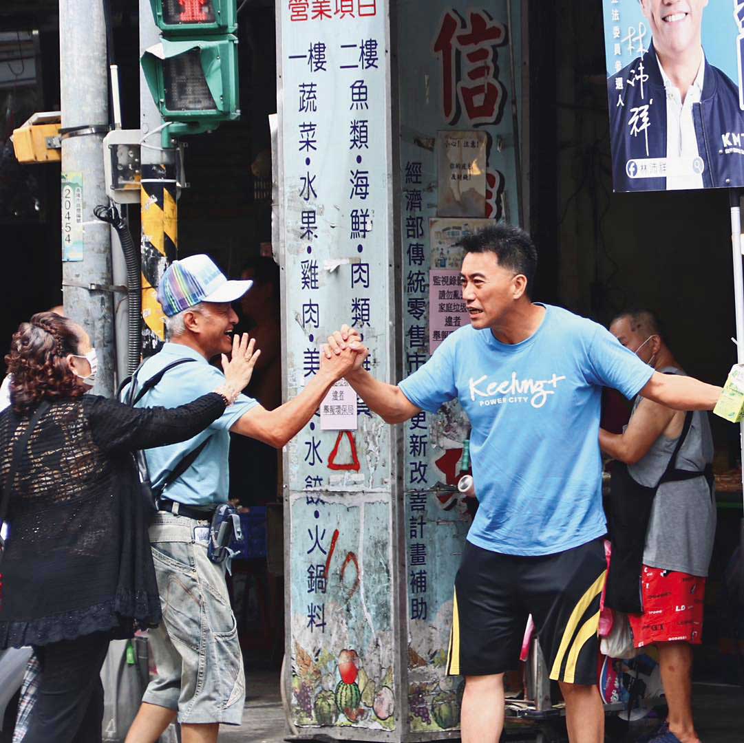 面對罷免來勢洶洶，林沛祥（右）亦努力跟民眾搏感情。（翻攝林沛祥臉書）