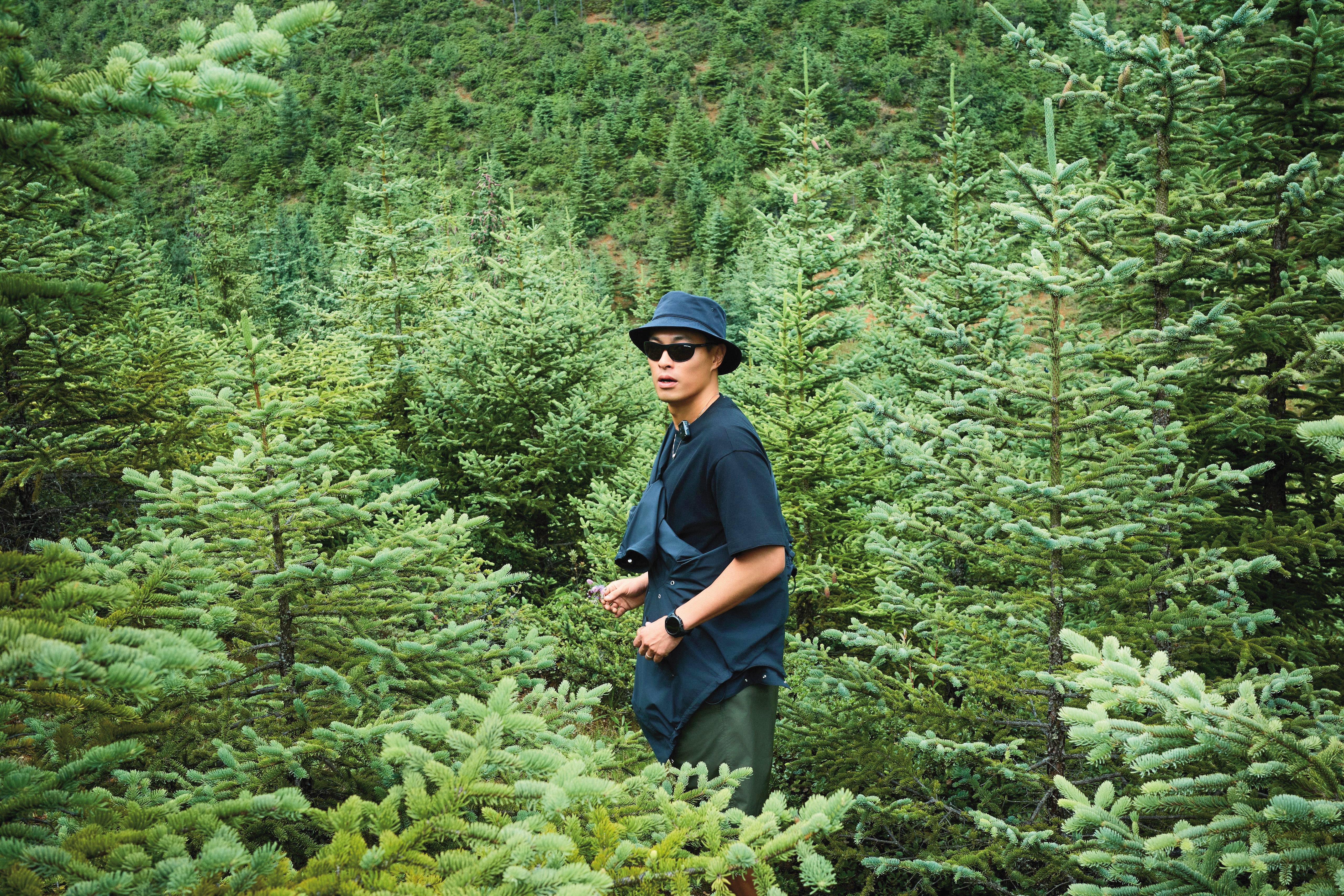 即將成為三寶爸的楊祐寧，搶穿台灣率先發售的Still Peaks戶外膠囊系列。（Bottega Veneta提供）