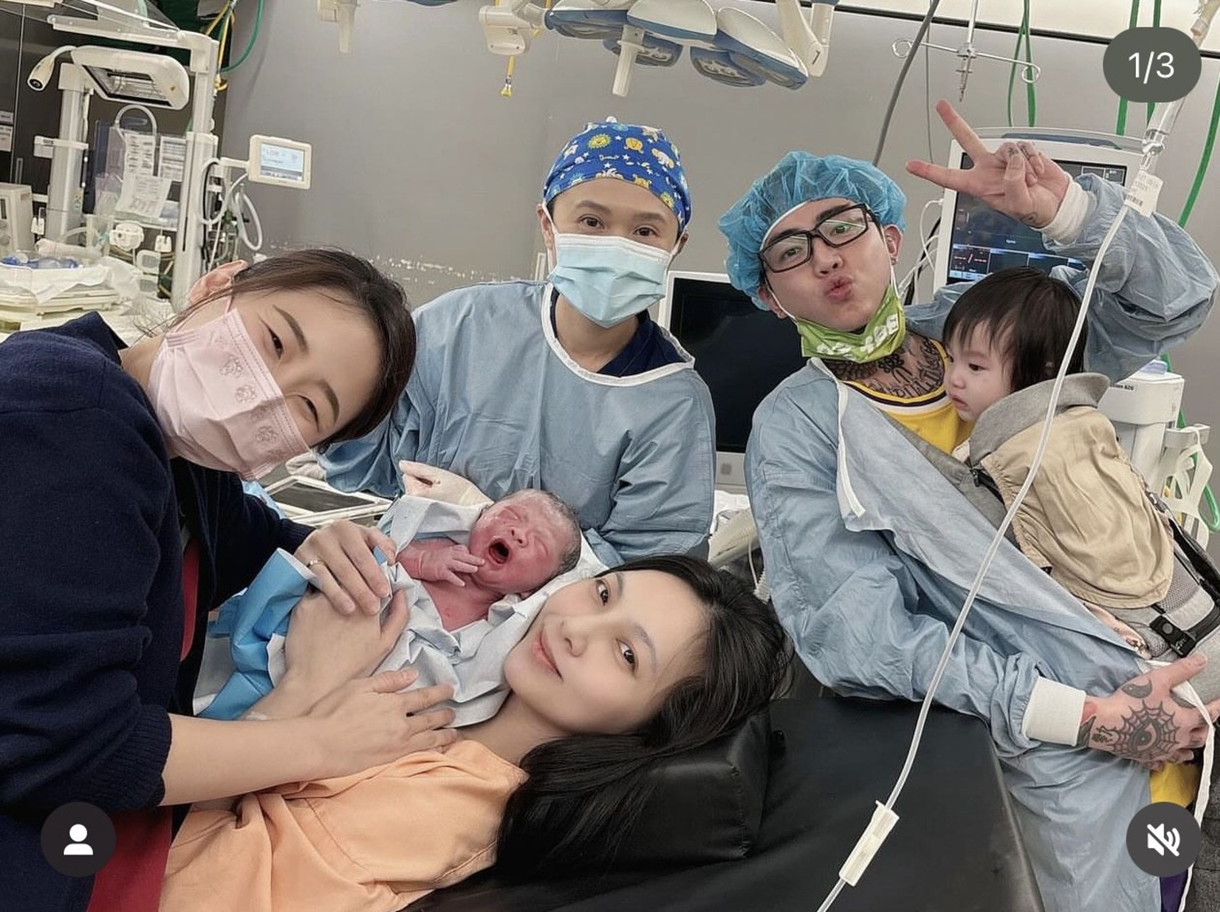 謝和弦與老婆陳緗妮,順利產下女兒,一家四口一起入鏡。(圖/翻攝自陳緗妮IG)
