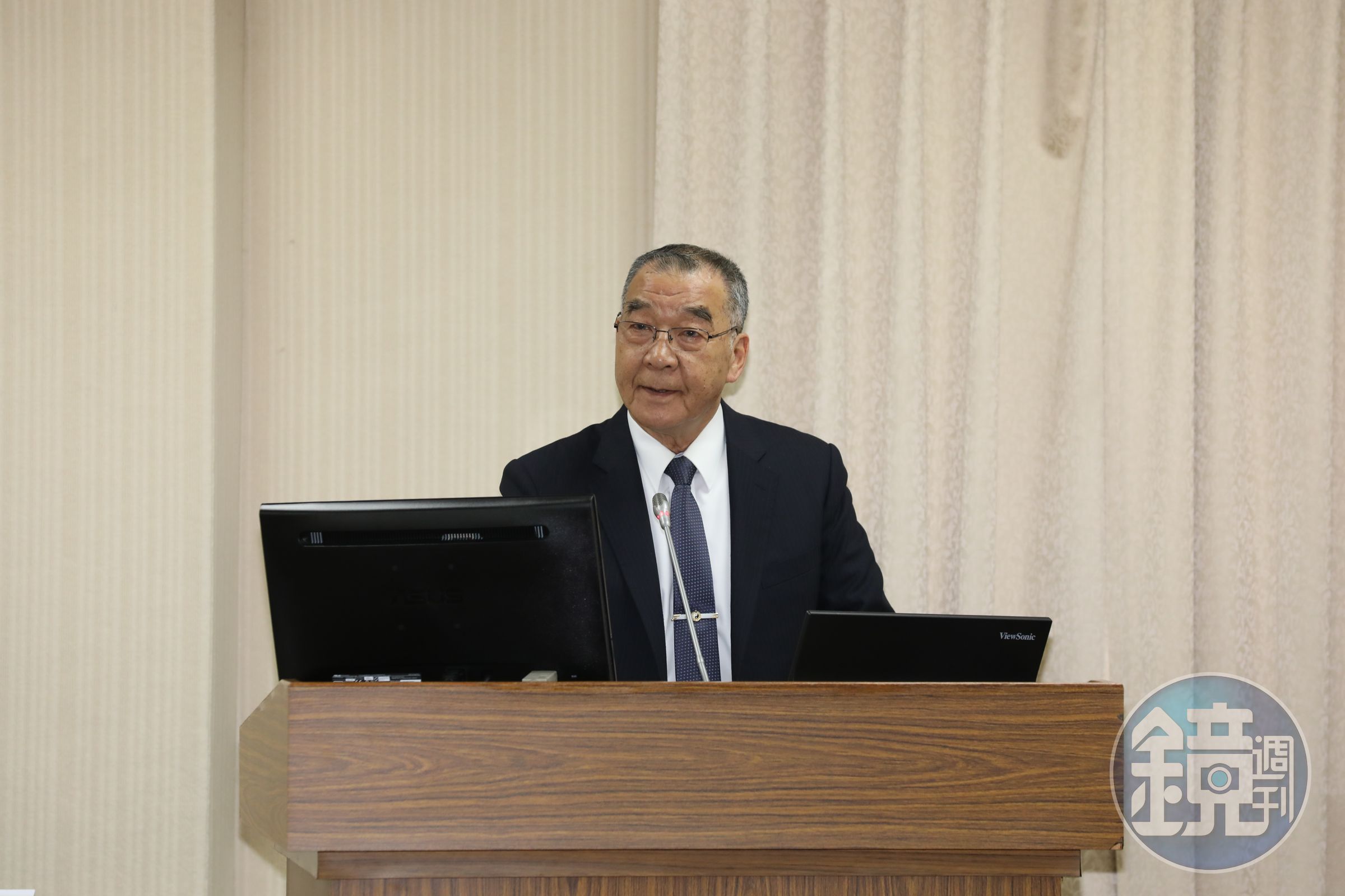國防部長邱國正的兒子日前遭爆召妓被國安局立案調查，今邱國正回應此事一度哽咽。