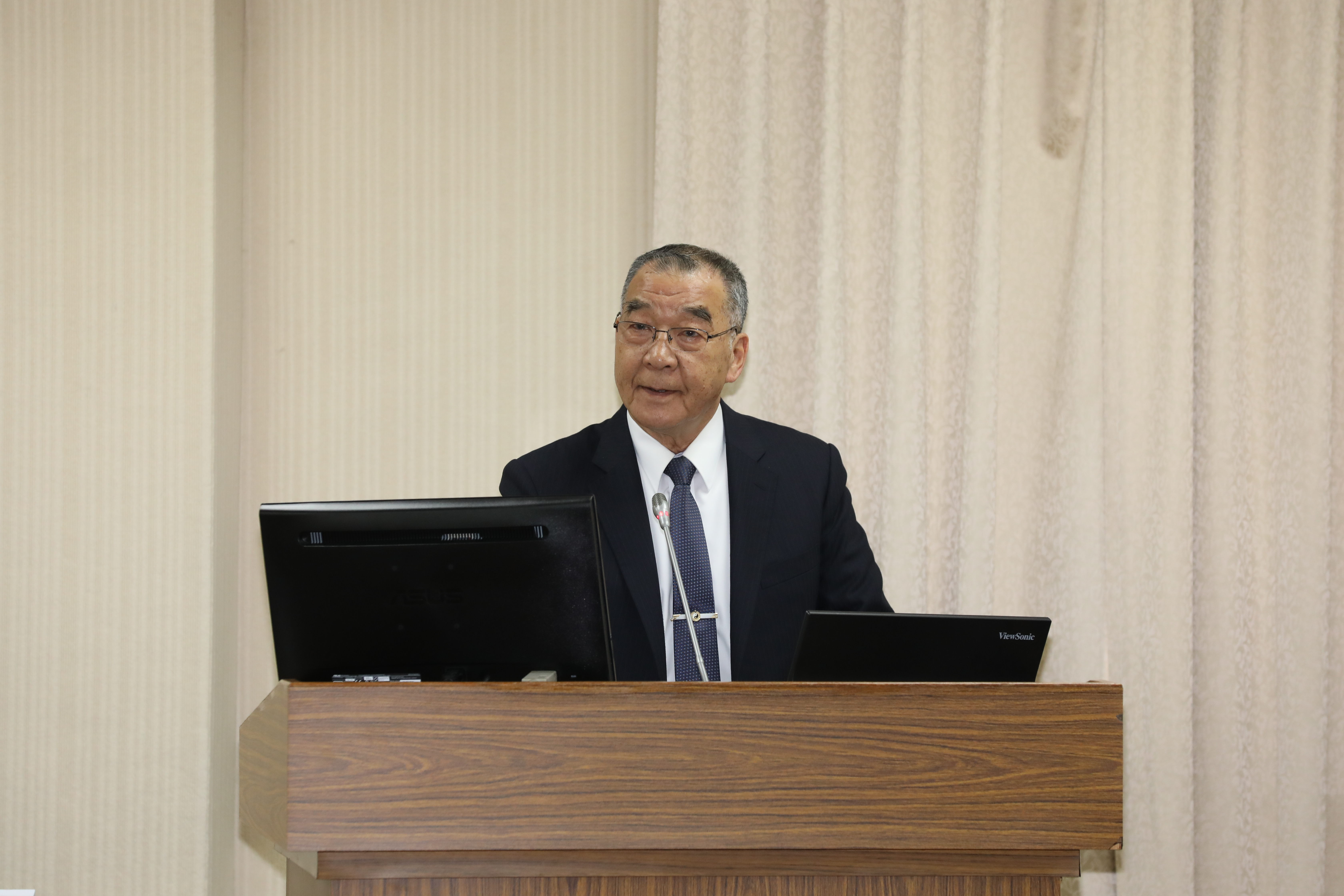 國防部長邱國正的兒子日前遭爆召妓被國安局立案調查，今邱國正回應此事一度哽咽。