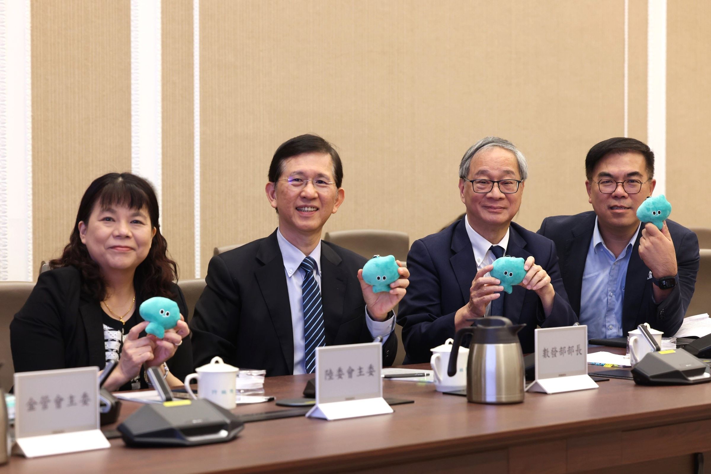 文化部長李遠(右2)致贈吉祥物「a-We痛包」給部會首長。(文化部提供)