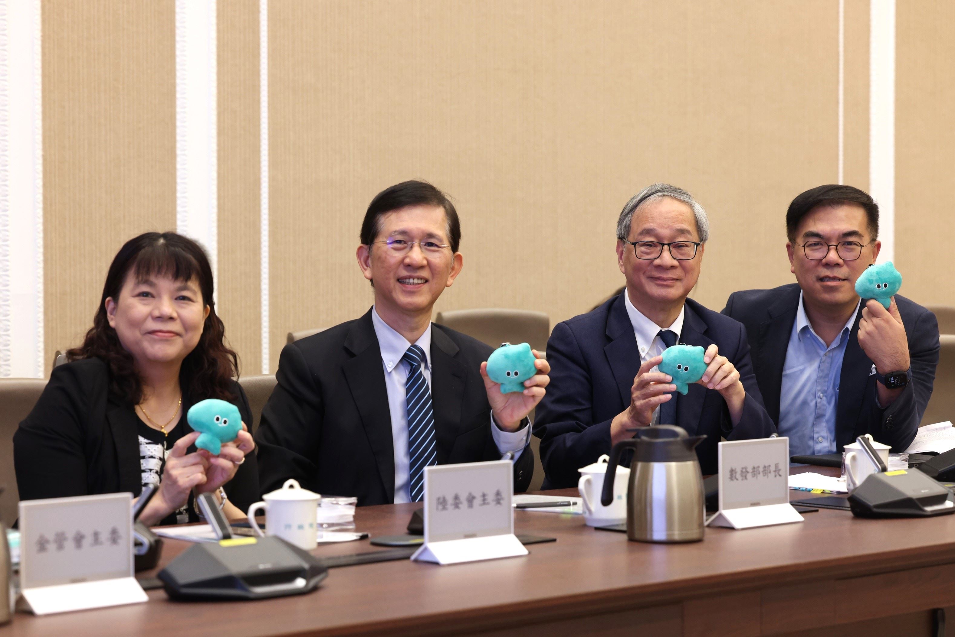 文化部長李遠(右2)致贈吉祥物「a-We痛包」給部會首長。(文化部提供)