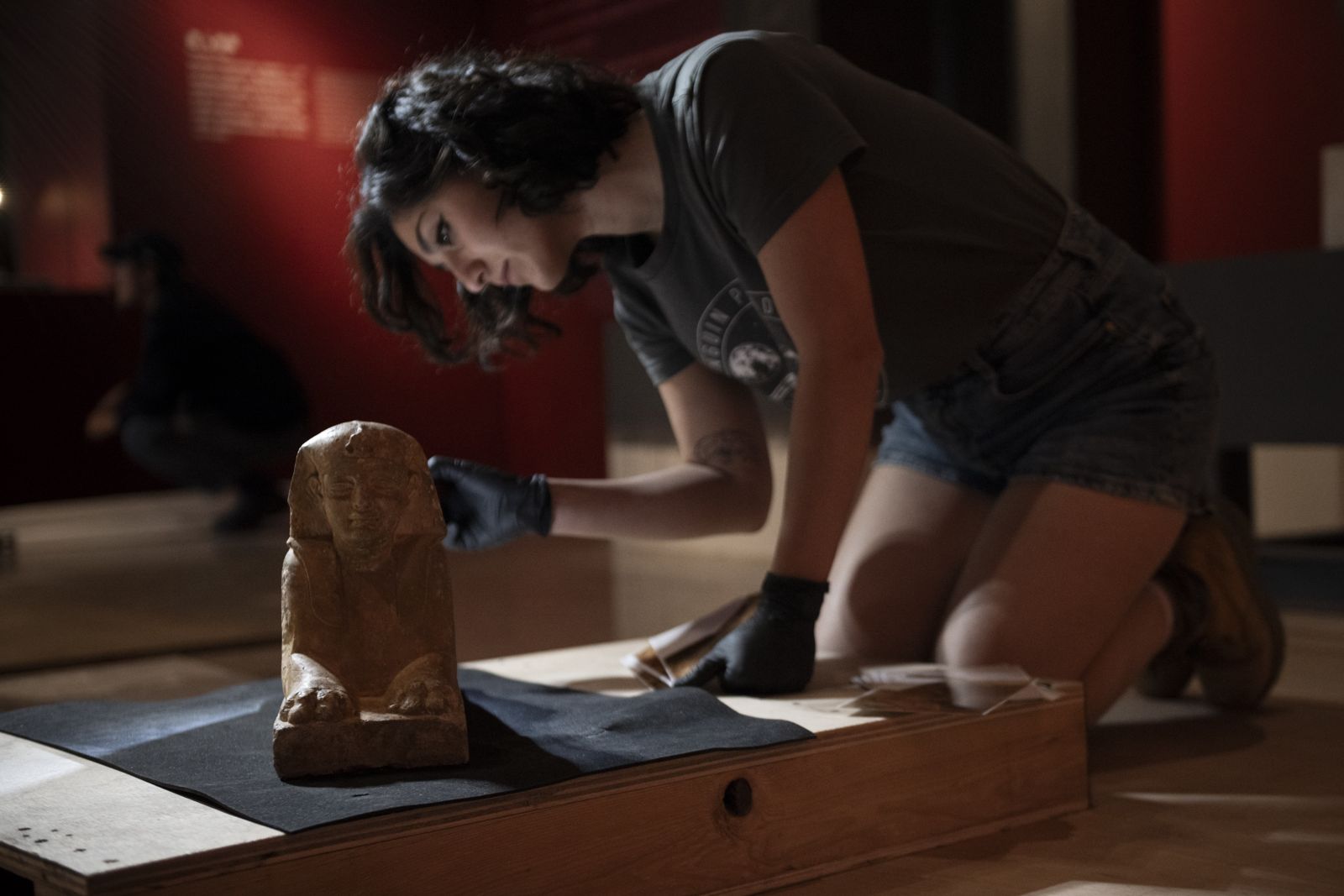 大英博物館工作人員正在檢查人面獅身像。（奇美博物館提供）