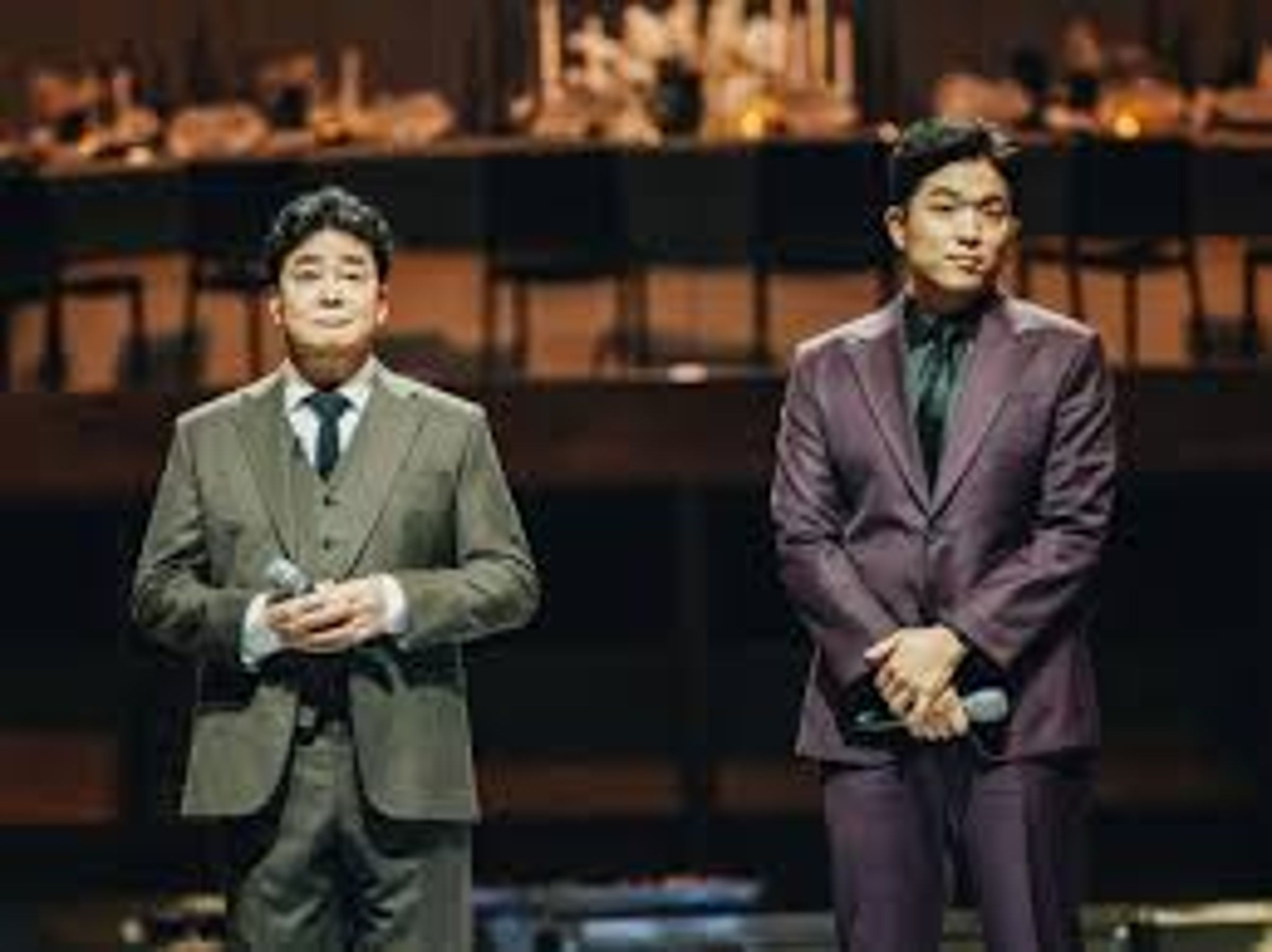 安成宰主廚（右）與白種元（左）在Netflix《黑白大廚：料理階級大戰》節目中現身。（翻攝自Netflix）