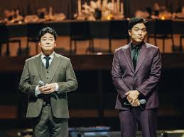 安成宰主廚(右)與白種元(左)在Netflix《黑白大廚:料理階級大戰》節目中現身。(翻攝自Netflix)