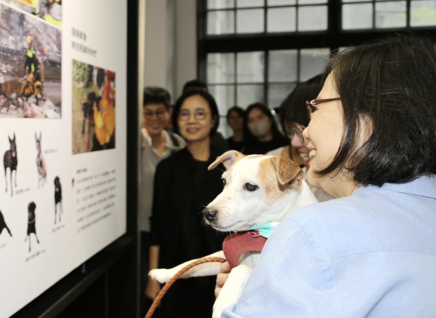 蔡英文帶愛犬樂樂到松菸逛展覽。（翻攝自蔡英文 Tsai Ing-wen臉書）