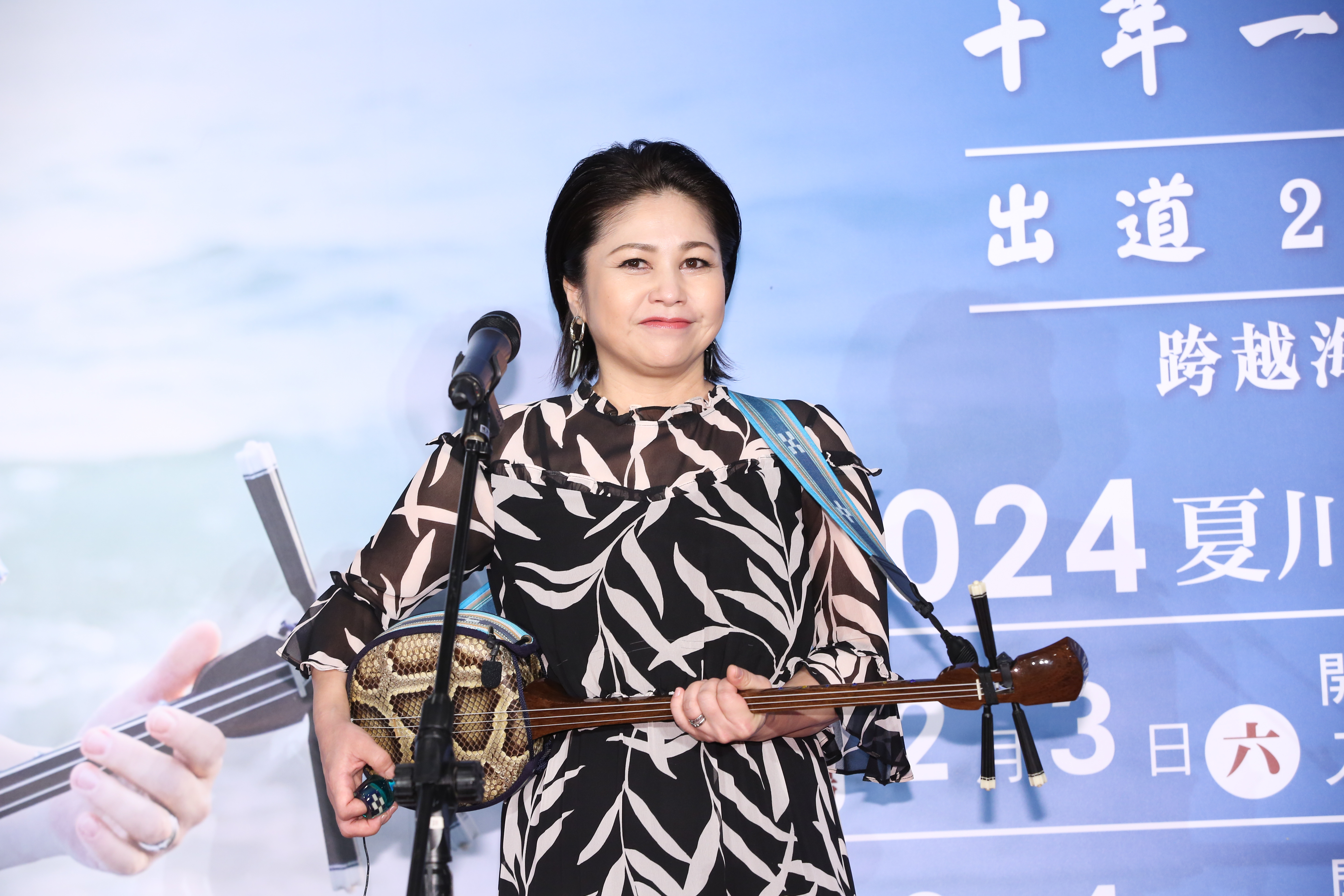 日本沖繩歌姬夏川里美唱紅〈淚光閃閃〉，歌曲曾多次被華語歌手翻唱。