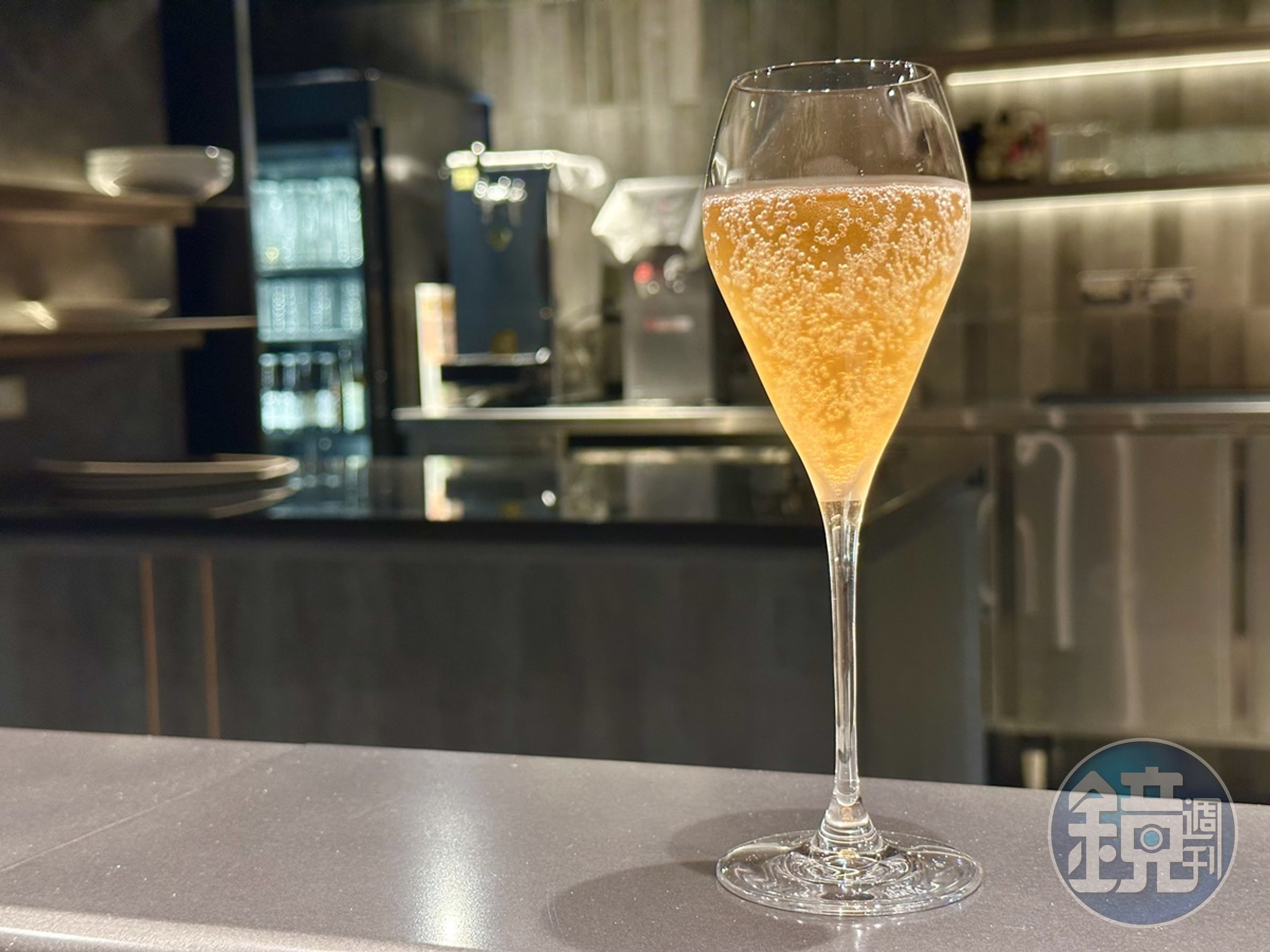 佐餐飲料推薦「蜜香烏龍」,茶味濃郁帶點氣泡感,能解肉膩。