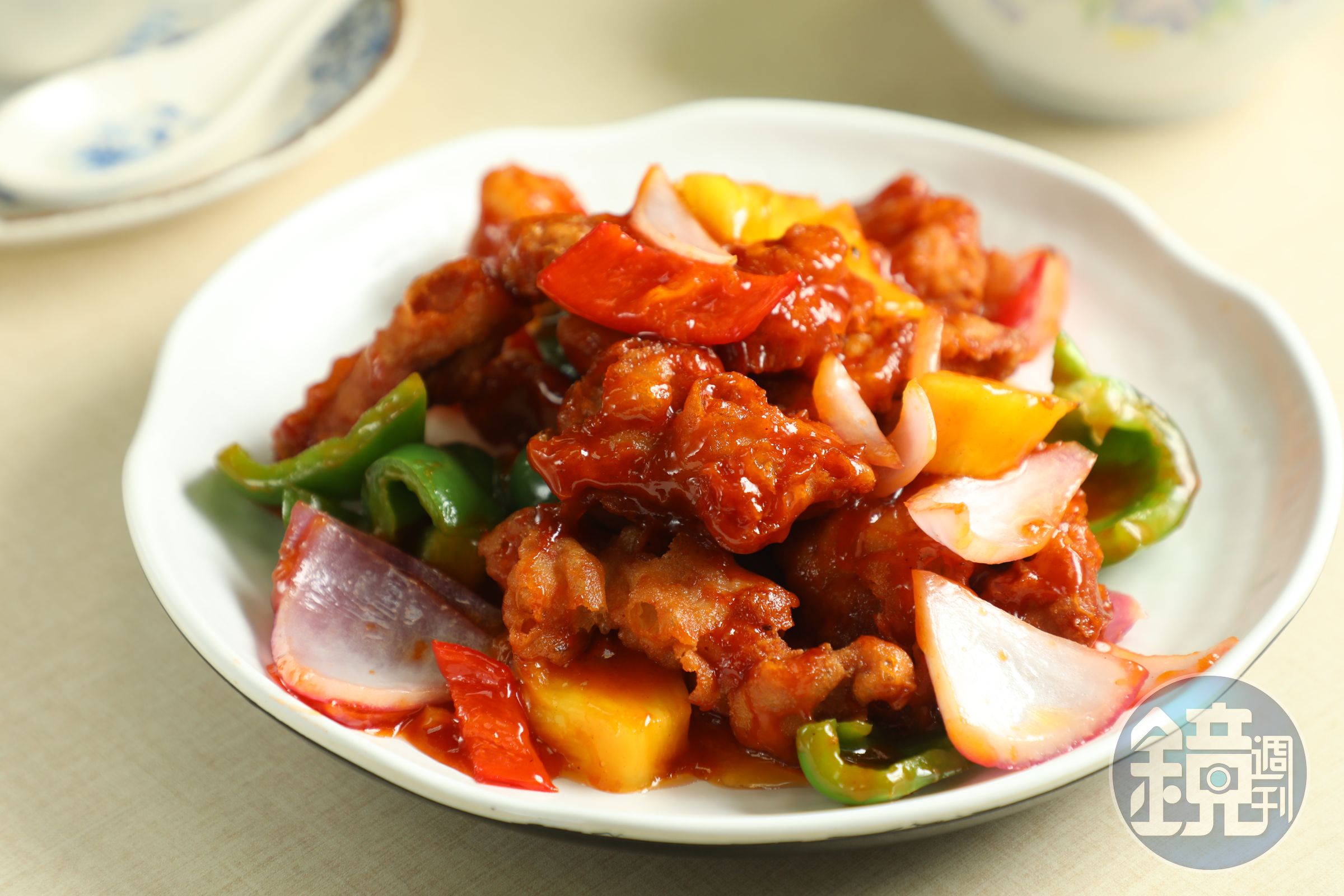 「脆皮咕咾肉」外脆內嫩，裹上酸甜醬汁，非常涮嘴。（港幣138元／份，約NT$521）