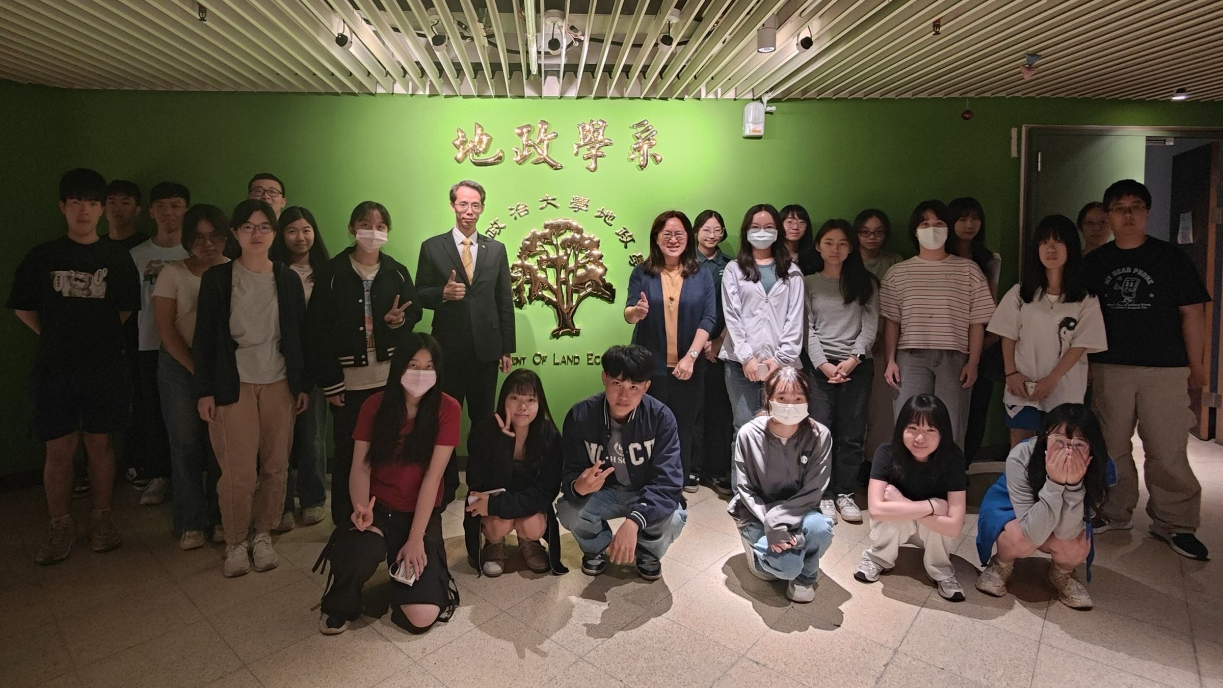 永慶房產集團資訊部協理呂學堯(中左)向政大地政學系同學分享房仲產業的AI應用,以及房仲的真價值。(永慶房產集團提供)