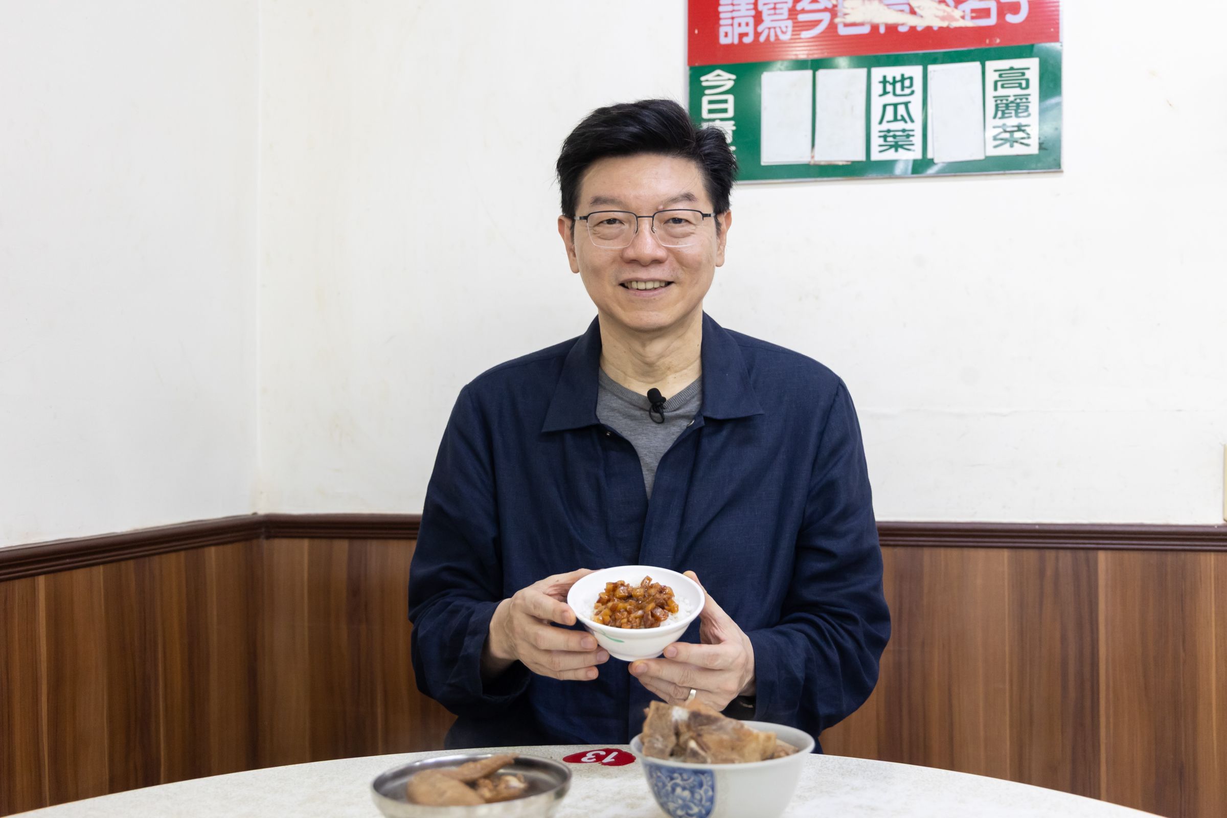 「葉家藥燉排骨」的滷肉飯醬色較淺，入口滑順，油蔥香氣明顯。（鄭祺耀攝）
