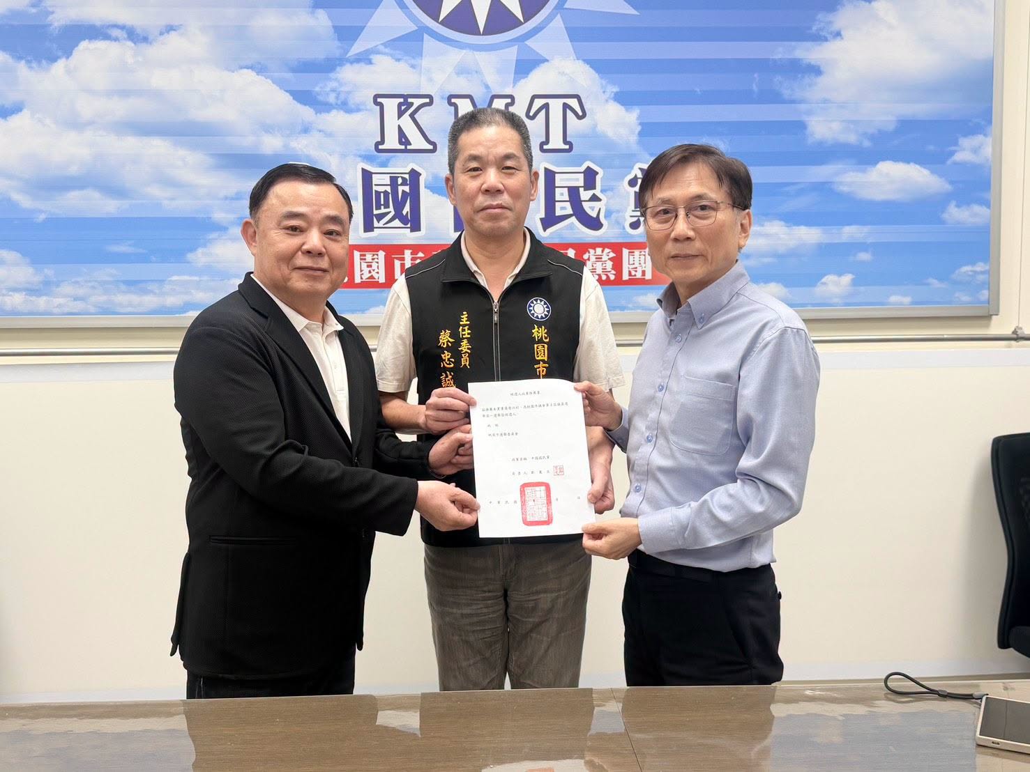 詹江村今從邱奕勝手中領取國民黨推薦書。（翻攝自詹江村臉書）
