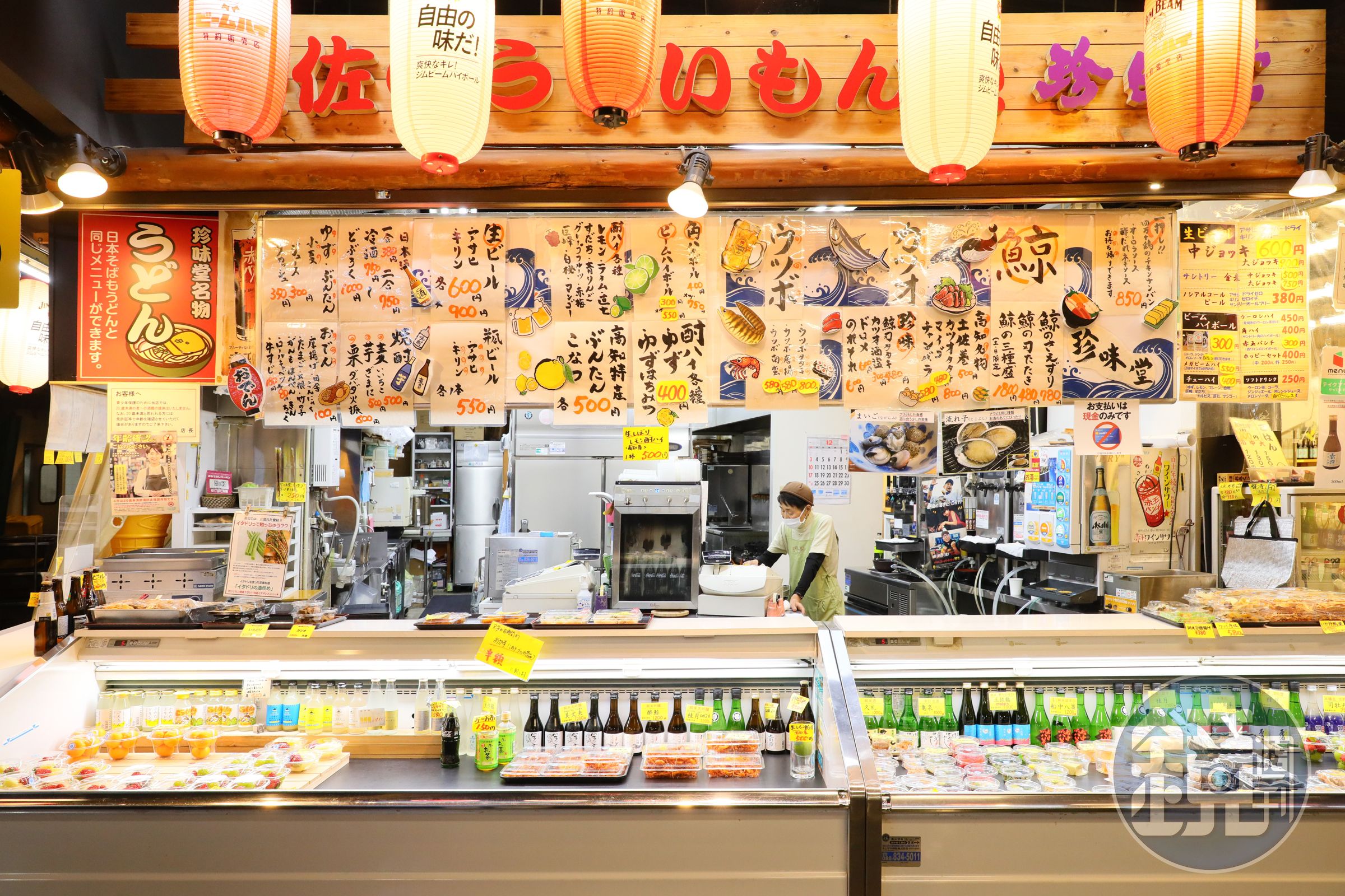 「珍味堂」販售高知產的水果、山菜和鰹魚角煮。
