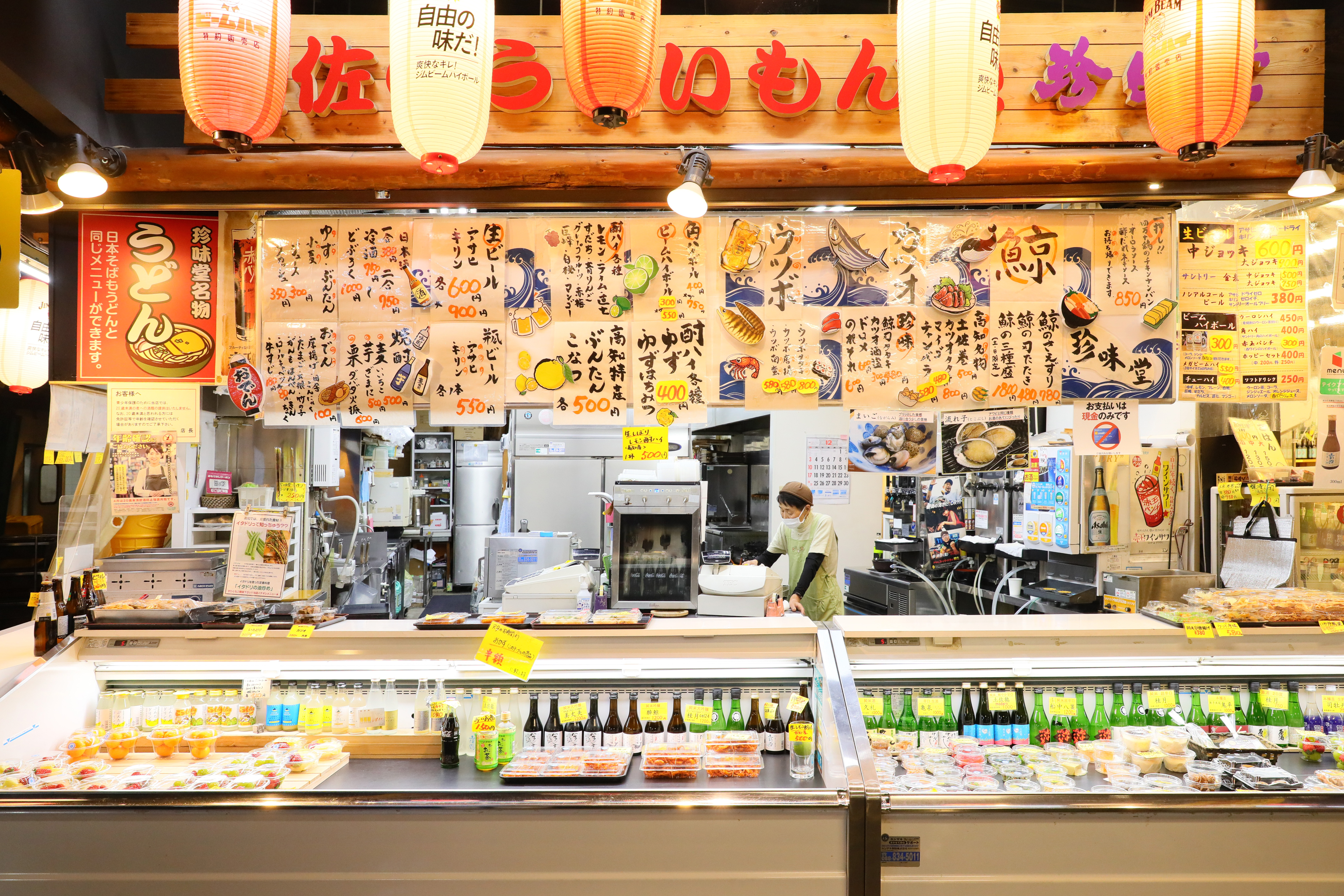 「珍味堂」販售高知產的水果、山菜和鰹魚角煮。