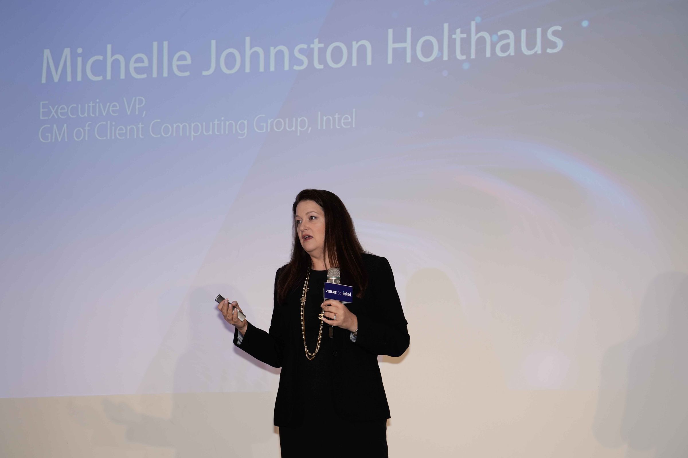 英特爾執行副總裁暨PC客戶運算事業群總經理 Michelle Johnston Holthaus表示此次期待看到NUC在華碩的推動下蓬勃發展。