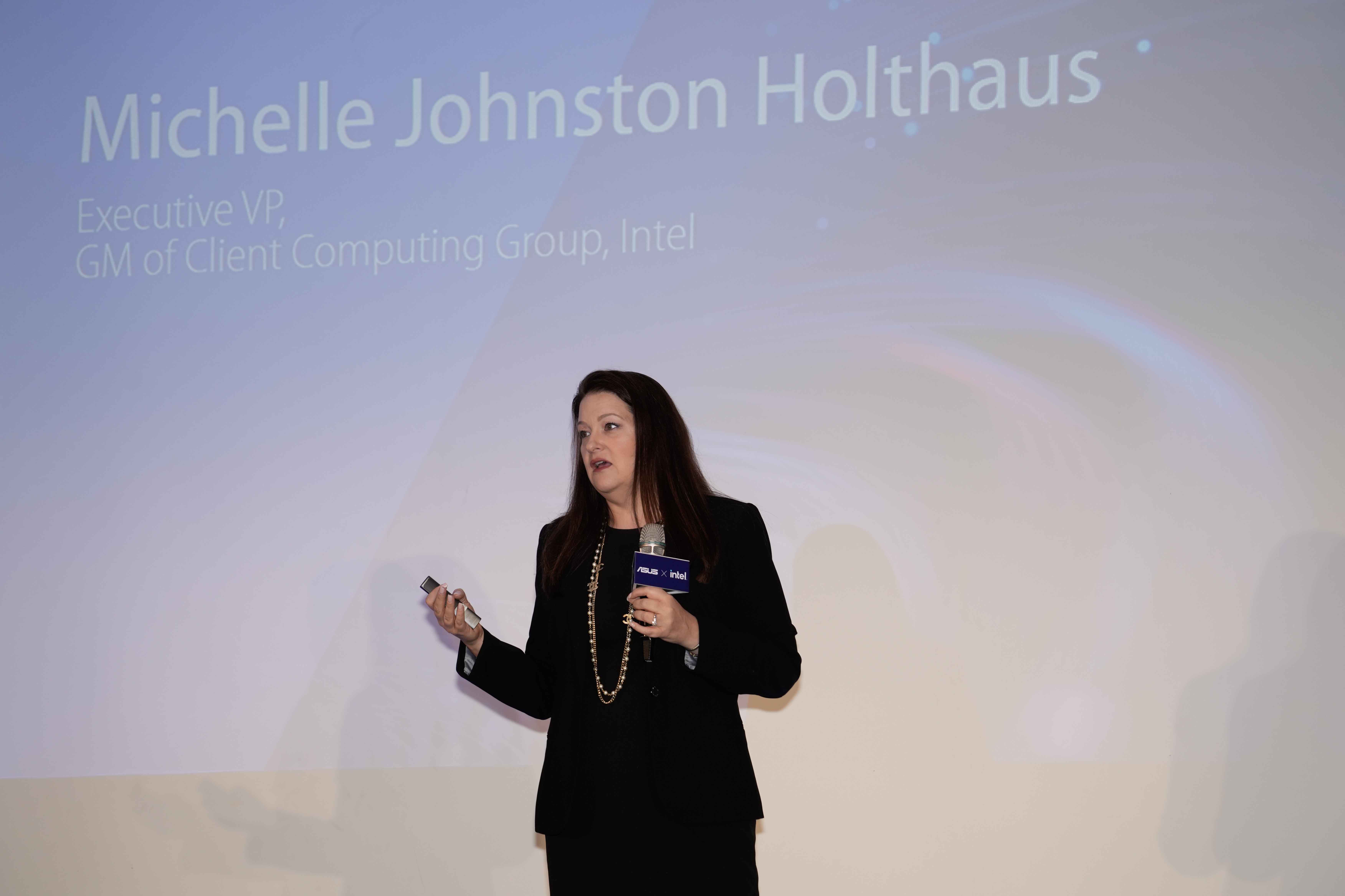 英特爾執行副總裁暨PC客戶運算事業群總經理 Michelle Johnston Holthaus表示此次期待看到NUC在華碩的推動下蓬勃發展。