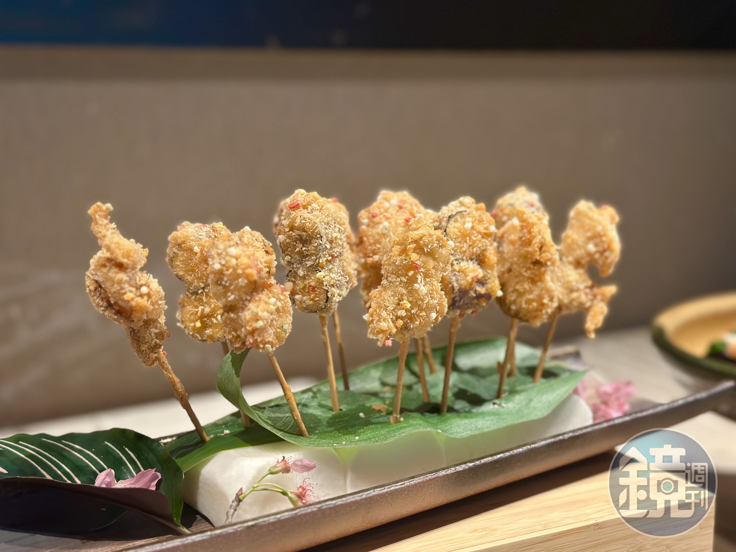 「海味旬鮮串炸／大地旬鮮串炸」把扇貝、豬肉、茄子、香菇等海陸食材，以酥脆麵衣包裹，搭配特製醬汁很涮嘴。