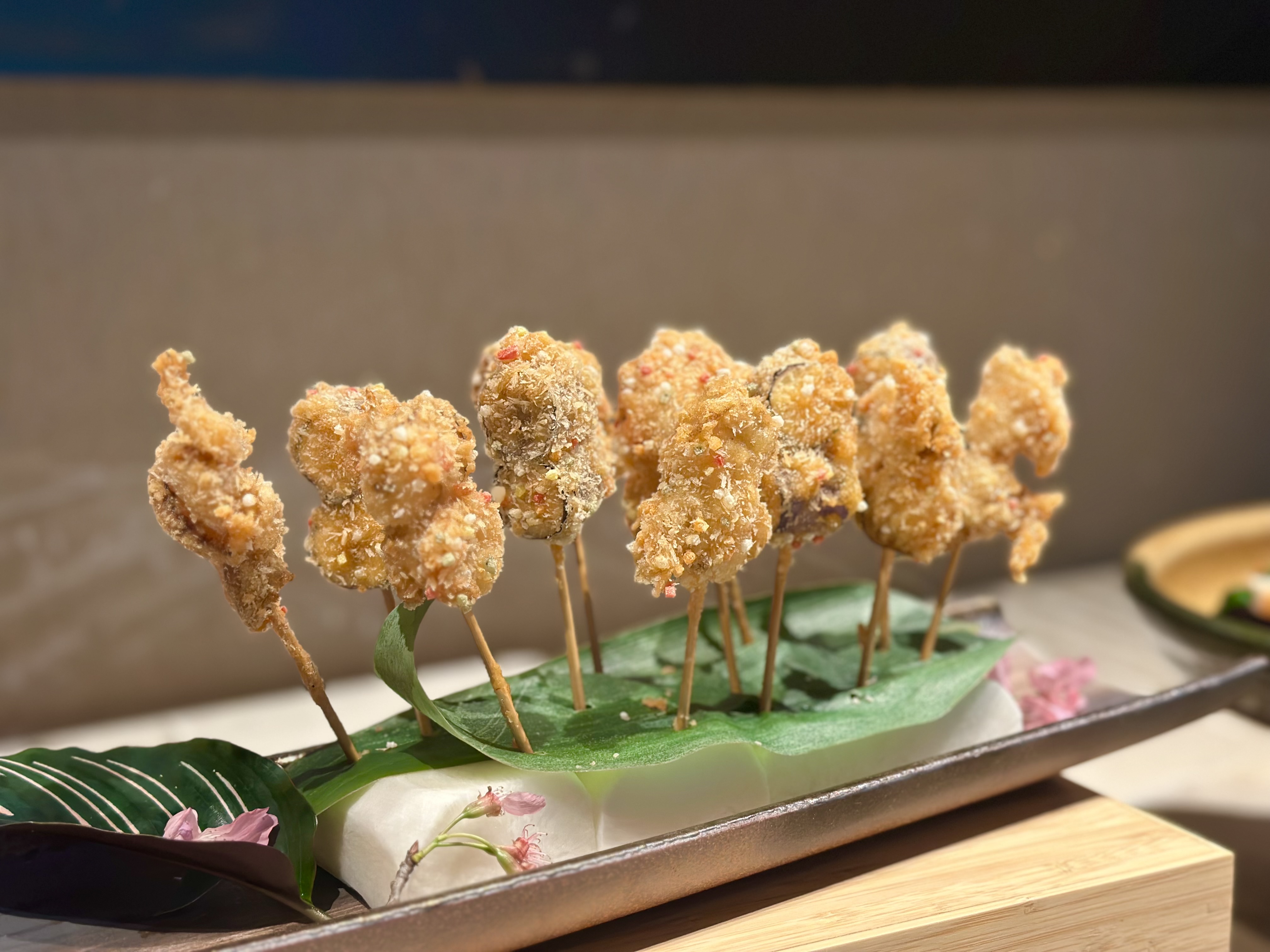 「海味旬鮮串炸/大地旬鮮串炸」把扇貝、豬肉、茄子、香菇等海陸食材,以酥脆麵衣包裹,搭配特製醬汁很涮嘴。