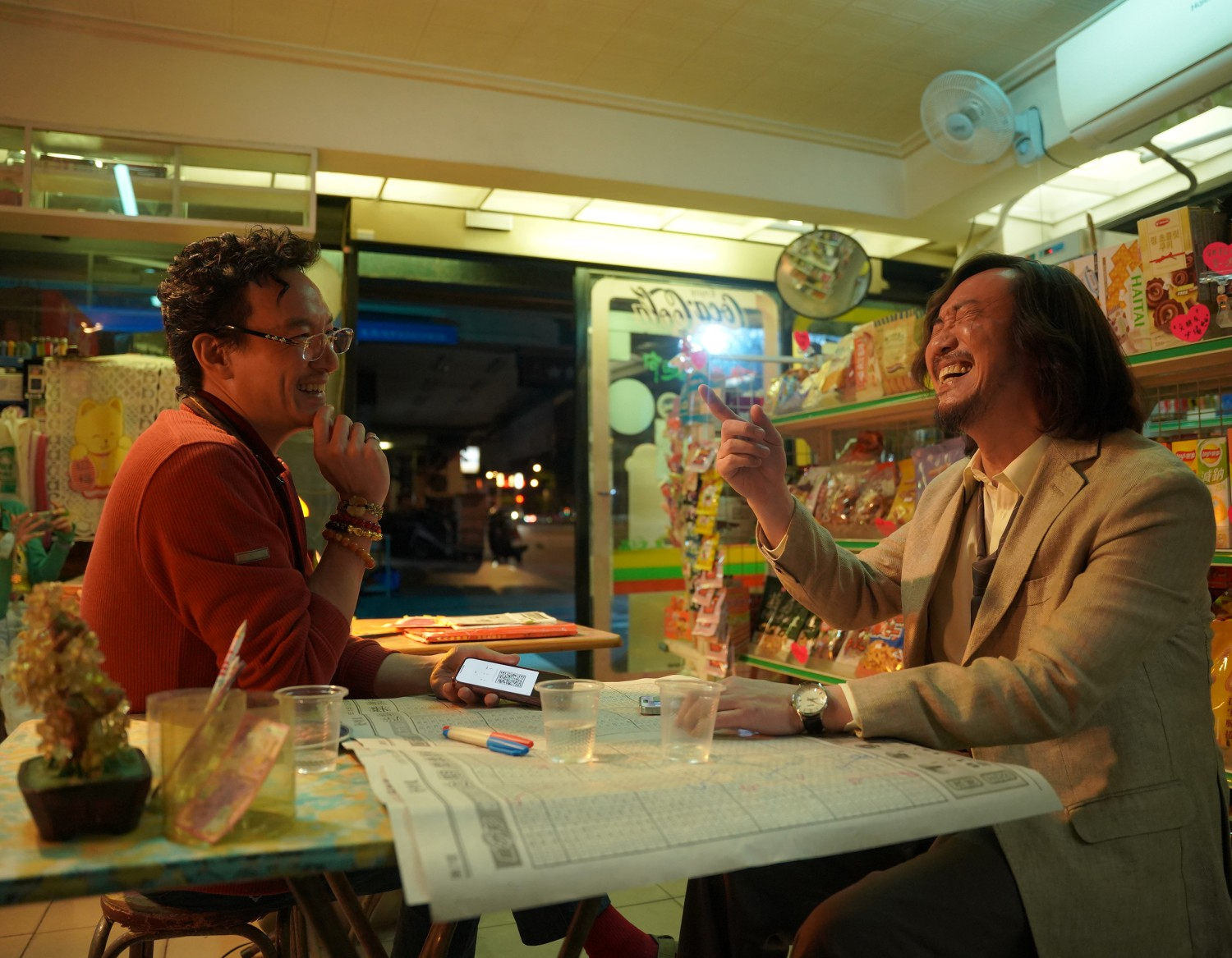 張震（左）和鄭中基（右）生動詮釋在彩券行相遇的大叔。 （華映娛樂提供）