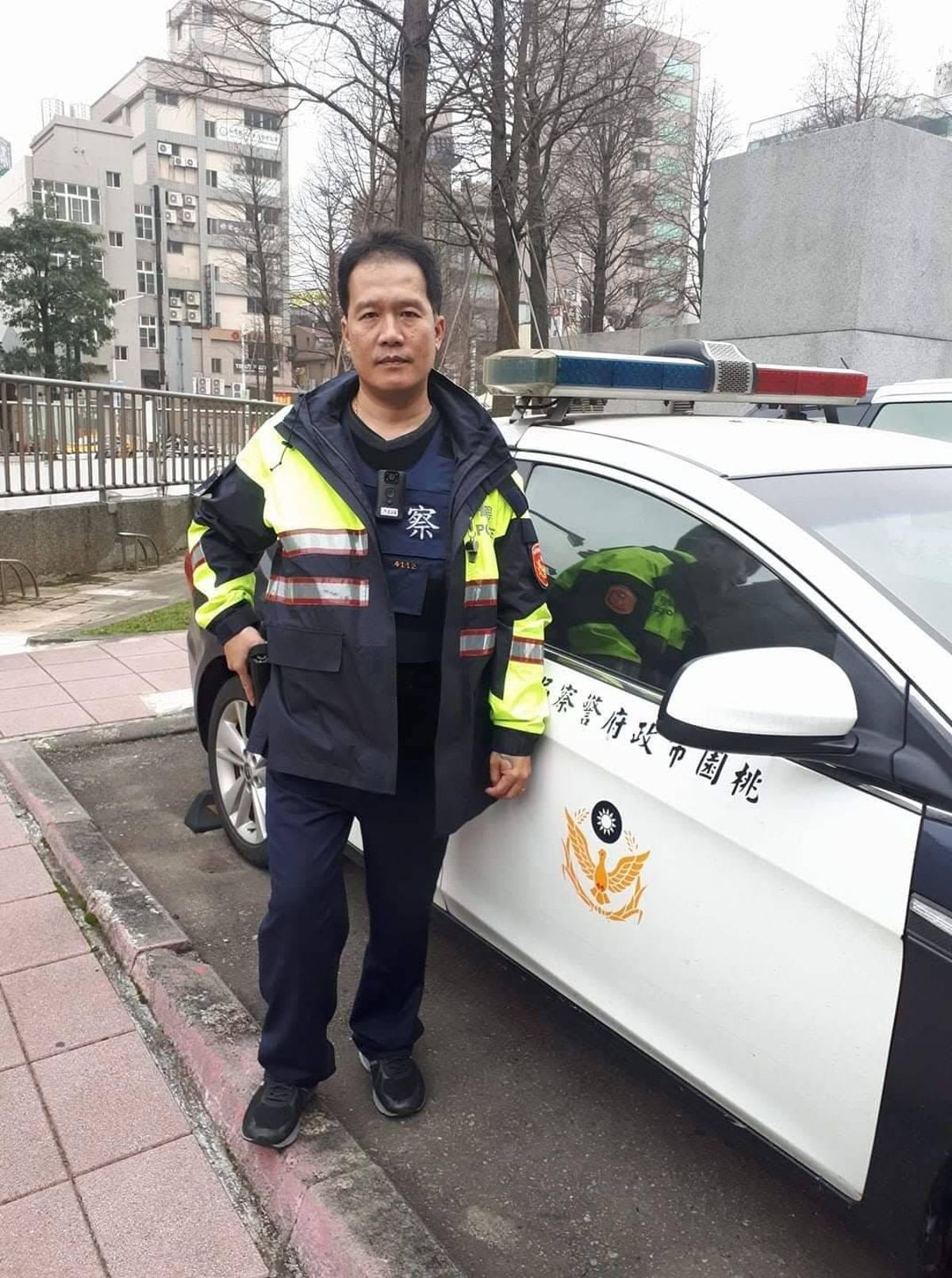 登記參選桃園市議員的退休警察、抖音網紅「瀟湘公子」蕭湘瀚,遭桃園地檢署發布通緝,他自行前往投案,由警方將他押解歸案。(翻攝蕭湘瀚臉書)