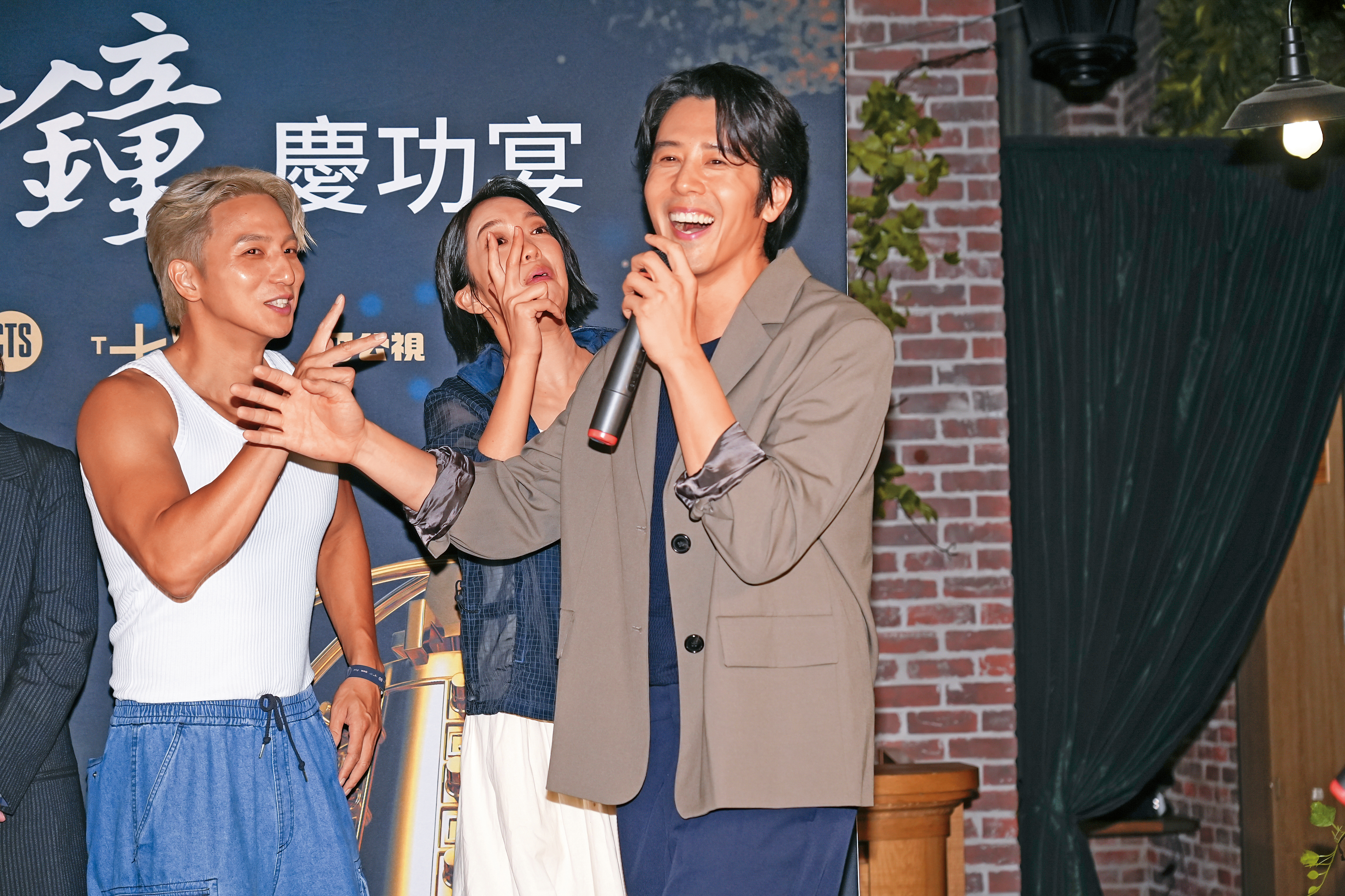 胡宇威（右）今年金鐘雙料入圍，可惜最終空手而回。