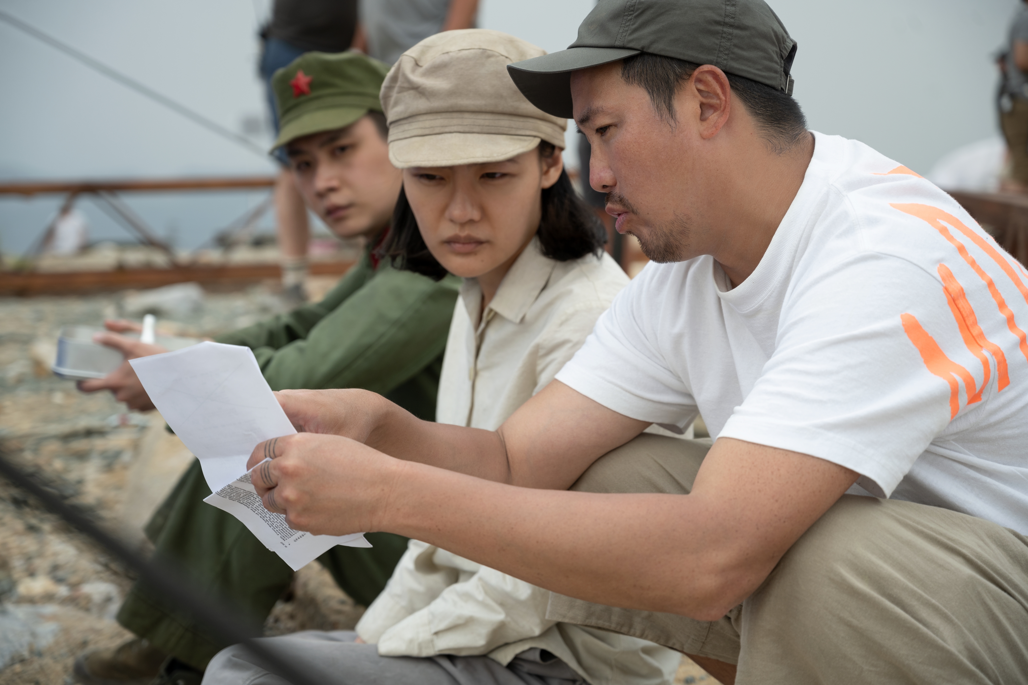 拍攝現場的曾靖（中）與導演曾國祥（右）。（Netflix提供）