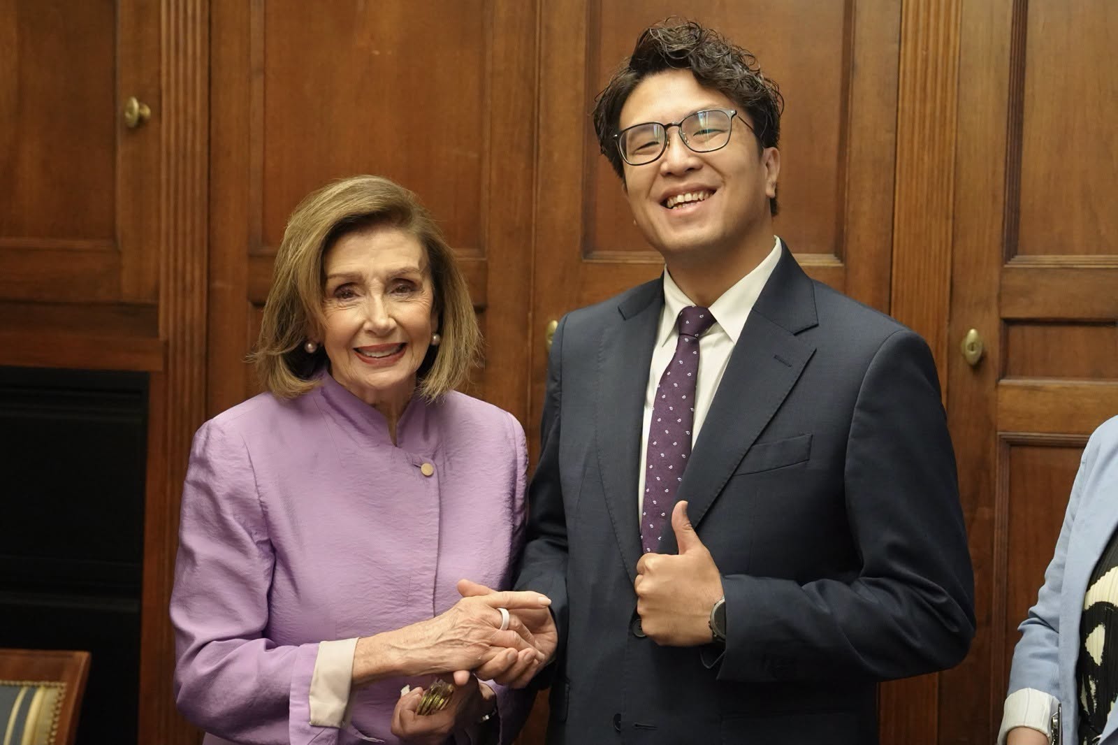 沈伯洋隨民進黨團訪問美國,拜會眾議院榮譽議長裴洛西等重量級議員。(翻攝自周軒臉書)