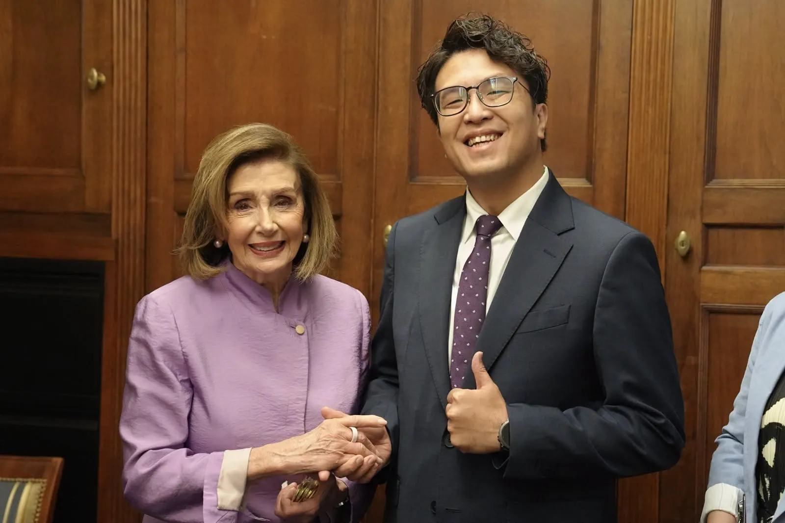 鄭麗文輸慘了？沈伯洋訪美見裴洛西、現任議長強森　陳以信反嗆：不來凱道還去美國