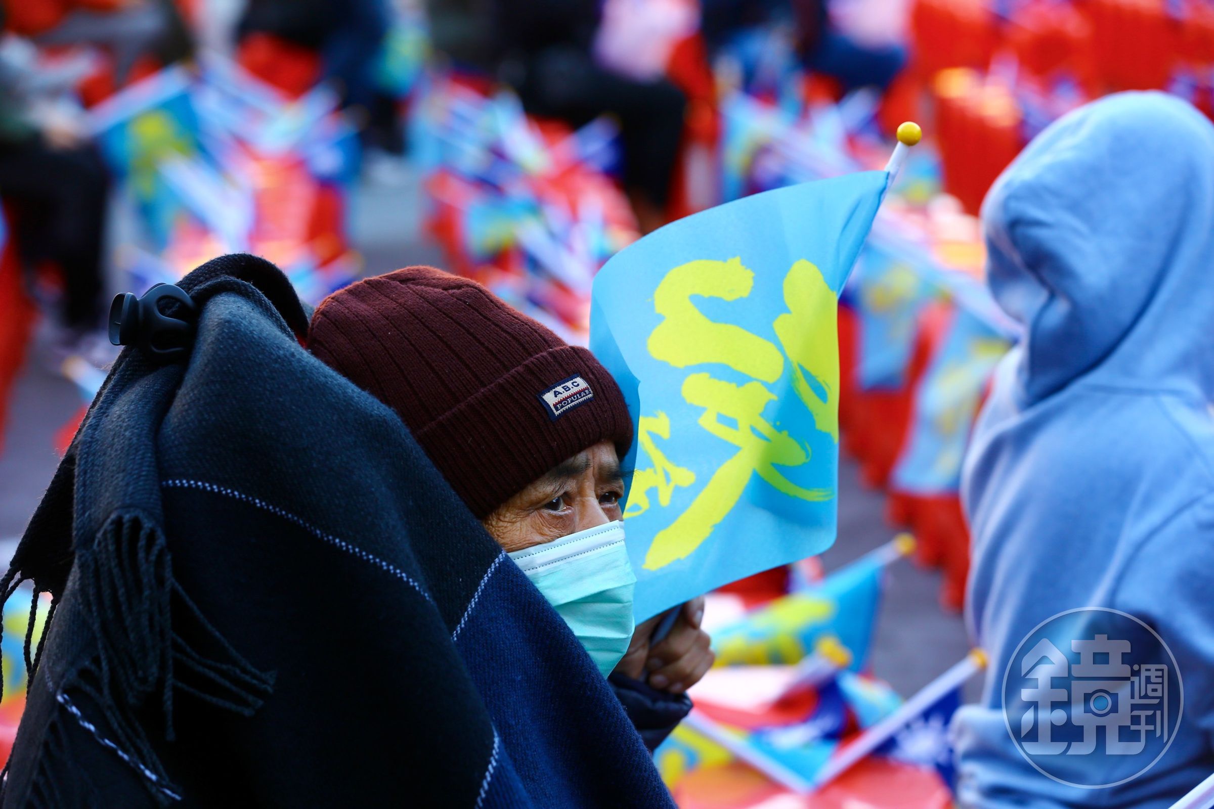 侯友宜支持者在競總外高舉旗幟,等待開票結果。