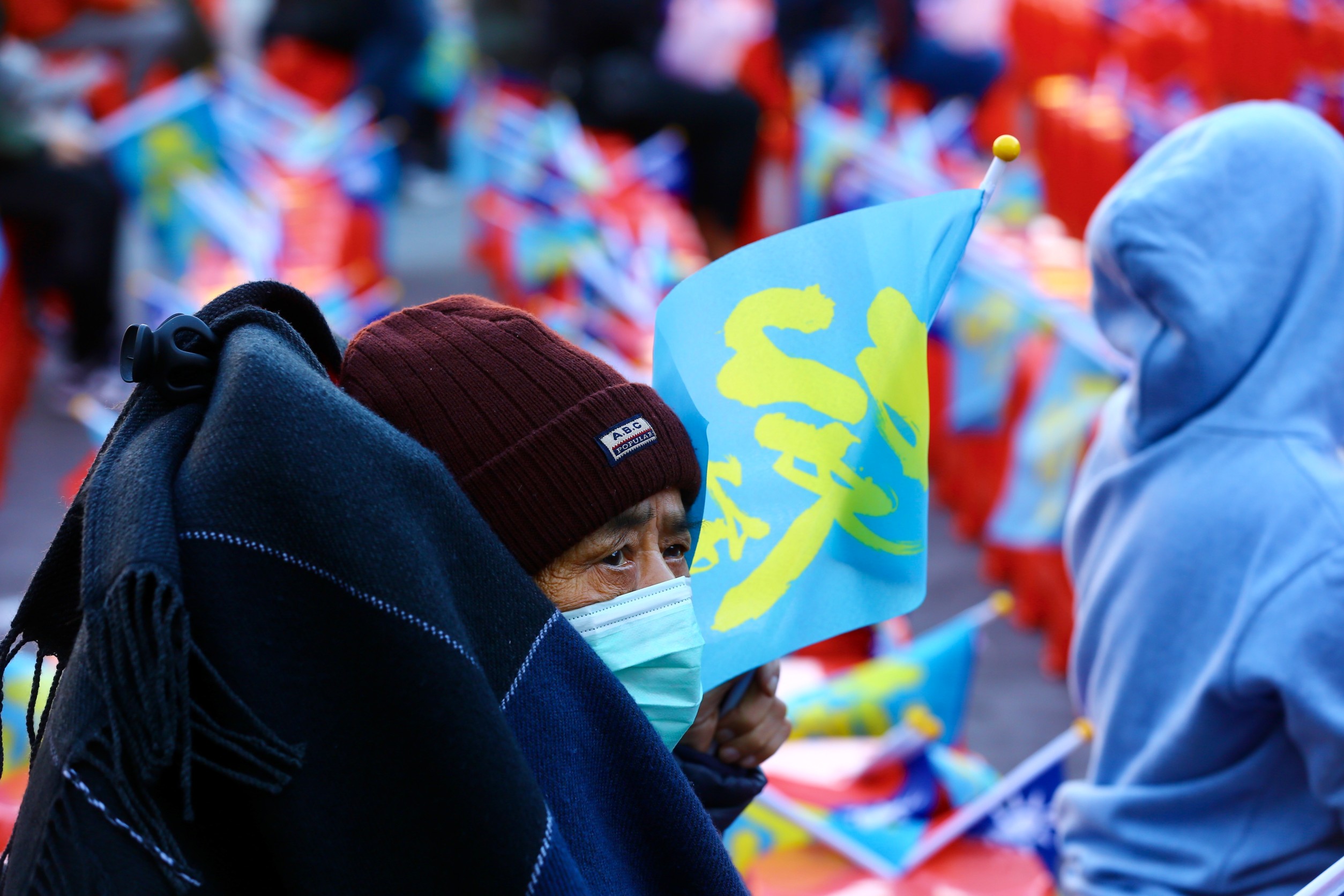 侯友宜支持者在競總外高舉旗幟，等待開票結果。