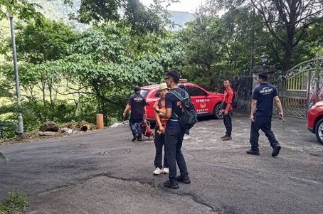 一名傅姓山友今日前往攀登屋我尾山，受困峭壁求援，消防特搜人員利用架繩協助他脫困，並帶他至登山口，因身體無礙，讓他自行離去。（翻攝畫面）