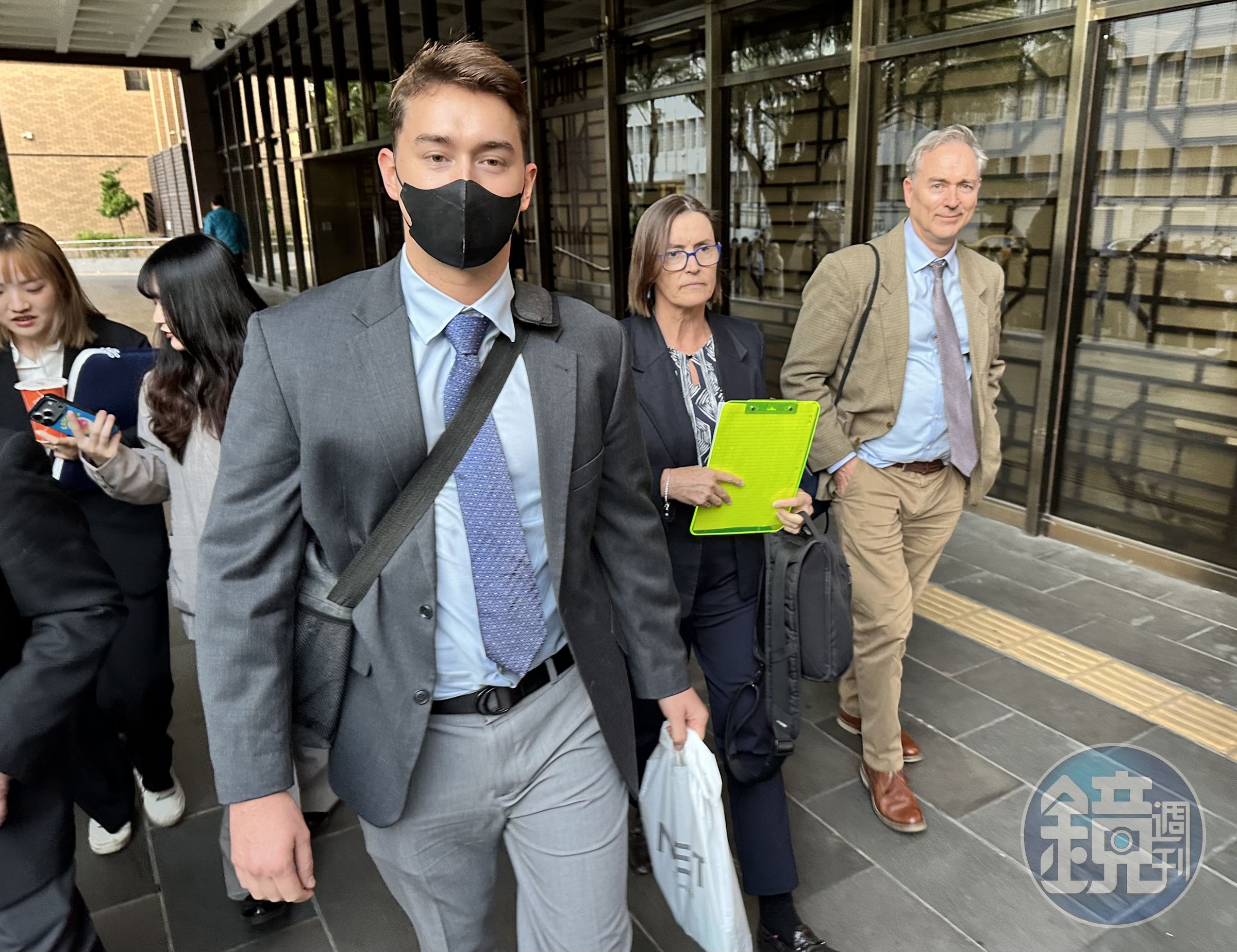 遭女密友餵老鼠藥險送命的澳洲男Alex與父母來台作證。