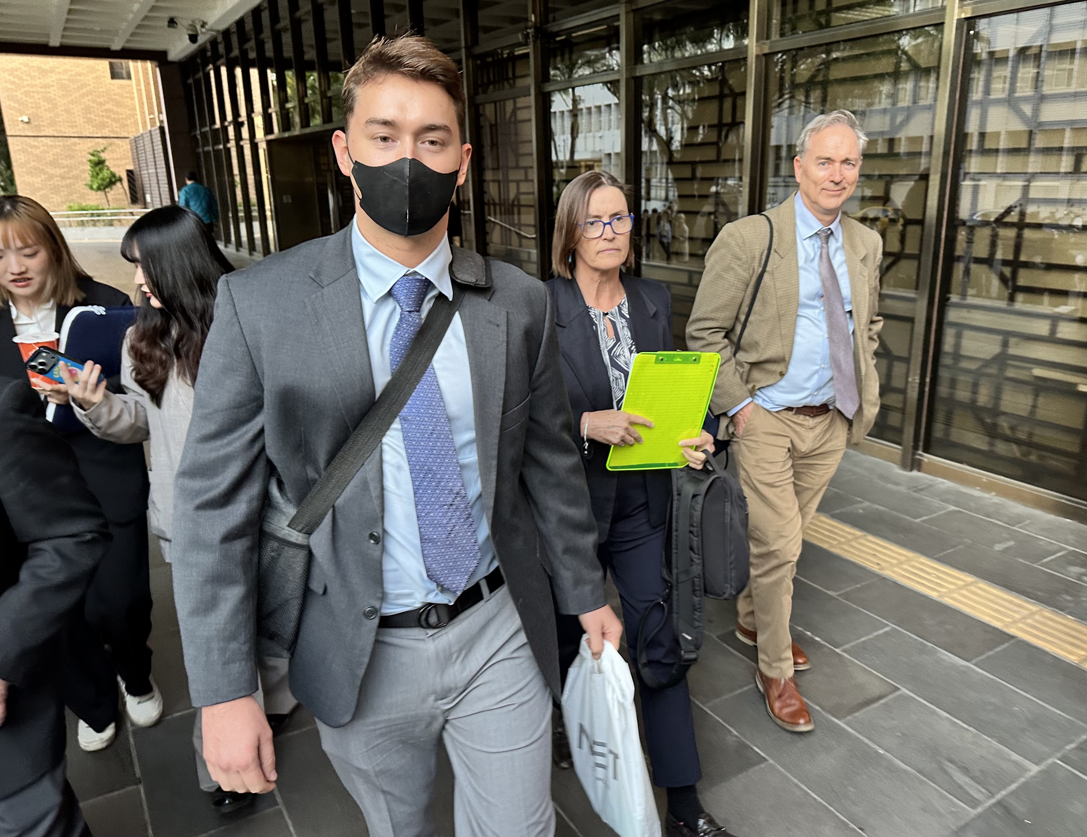 遭女密友餵老鼠藥險送命的澳洲男Alex與父母來台作證。