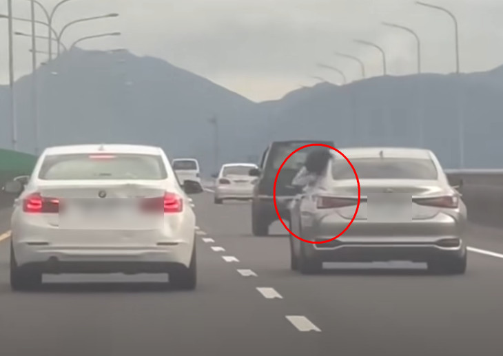 兩輛車子在國道上蛇行追逐，車上乘客還丟水球攻擊對方車身。（翻攝臉書社團「爆料公社」）