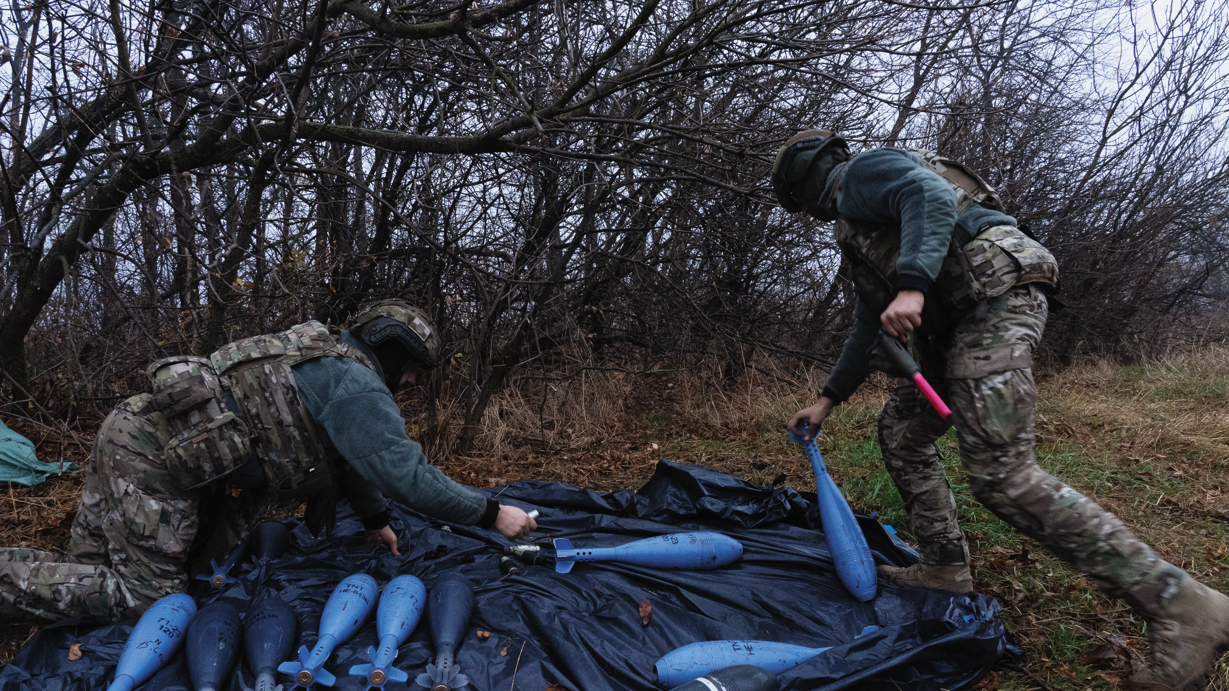 烏克蘭志願軍迫擊炮部隊在離開陣地時,熟練拆除迫擊炮炸彈以確保運輸安全。這訓練有素的流程,說明該部門對安全和操作效率的承諾。